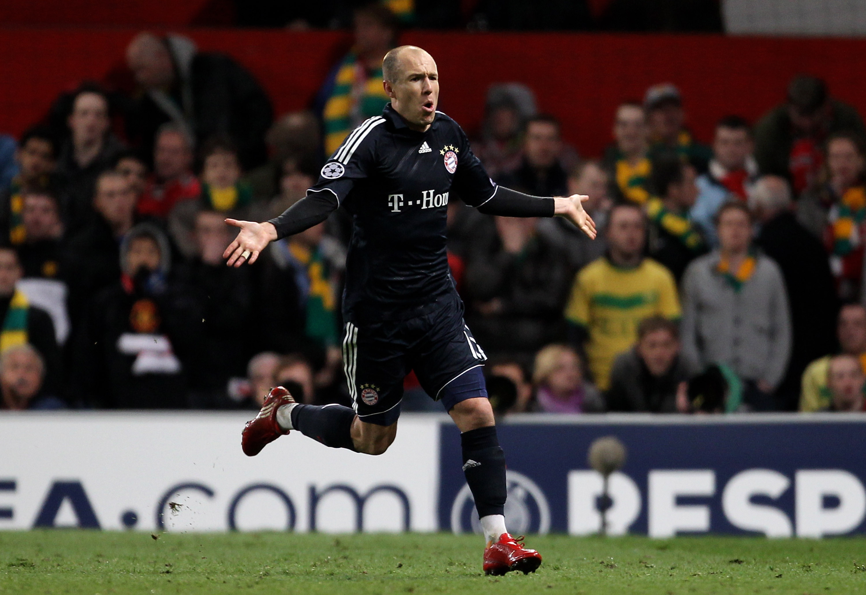 MANCHESTER, ENGLAND - APRIL 07:  Arjen Robben of Bayern Muenchen celebrates scoring his team's second goal during the UEFA Champions League Quarter Final second leg match between Manchester United and Bayern Muenchen at Old Trafford on April 7, 2010 in Ma