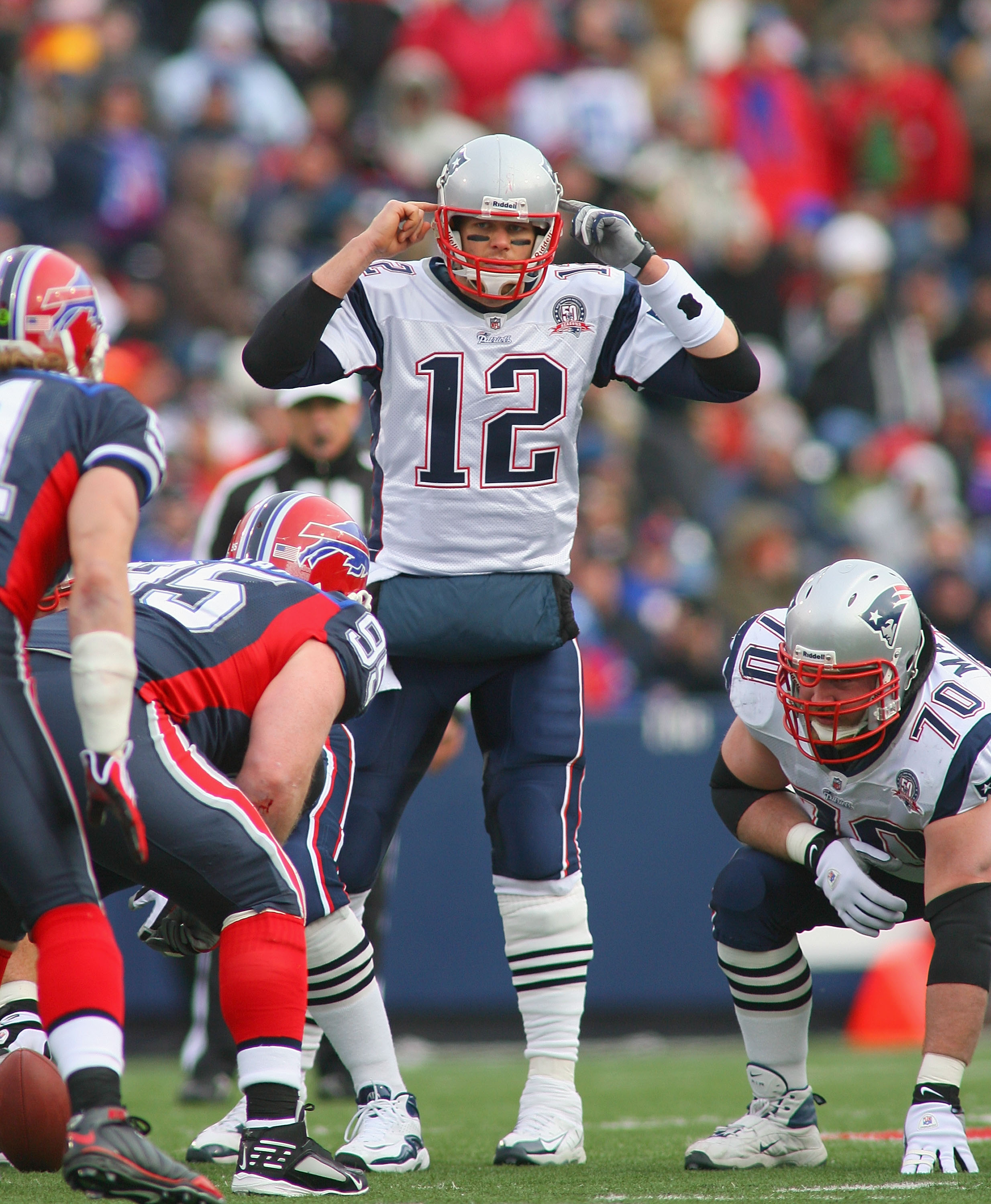 Tom Brady tosses 3 TDs, Patriots beat Bills 38-30