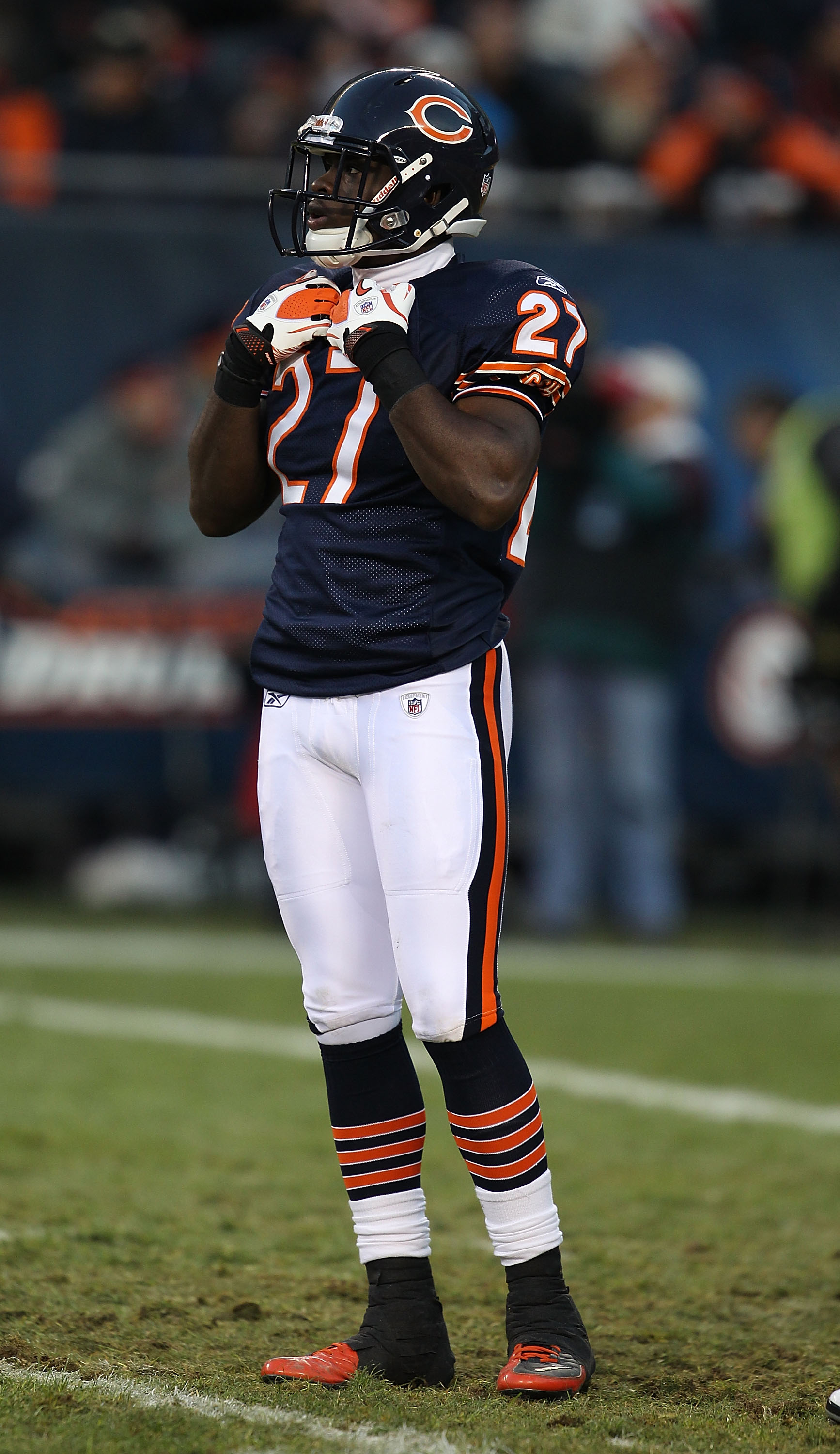 Defensive tackle Darwin Walker of the Chicago Bears runs onto the News  Photo - Getty Images