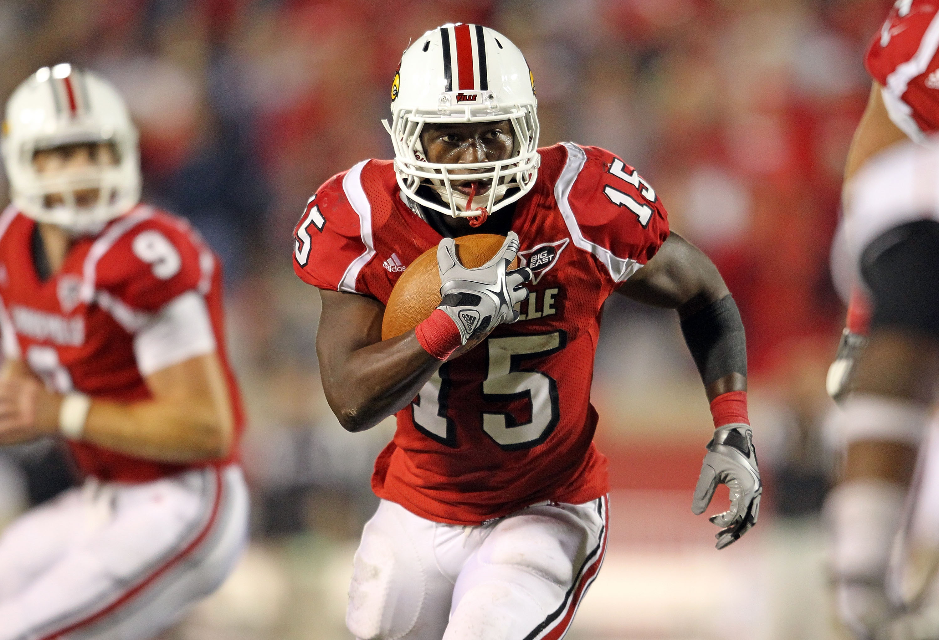 LOUISVILLE, KY - OCTOBER 15:  Bilal Powell #15 of  the Louisville Cardinals runs for a touchdown during the Big East Conference game against the Cincinnati Bearcats at Papa John's Cardinal Stadium on October 15, 2010 in Louisville, Kentucky.  (Photo by An