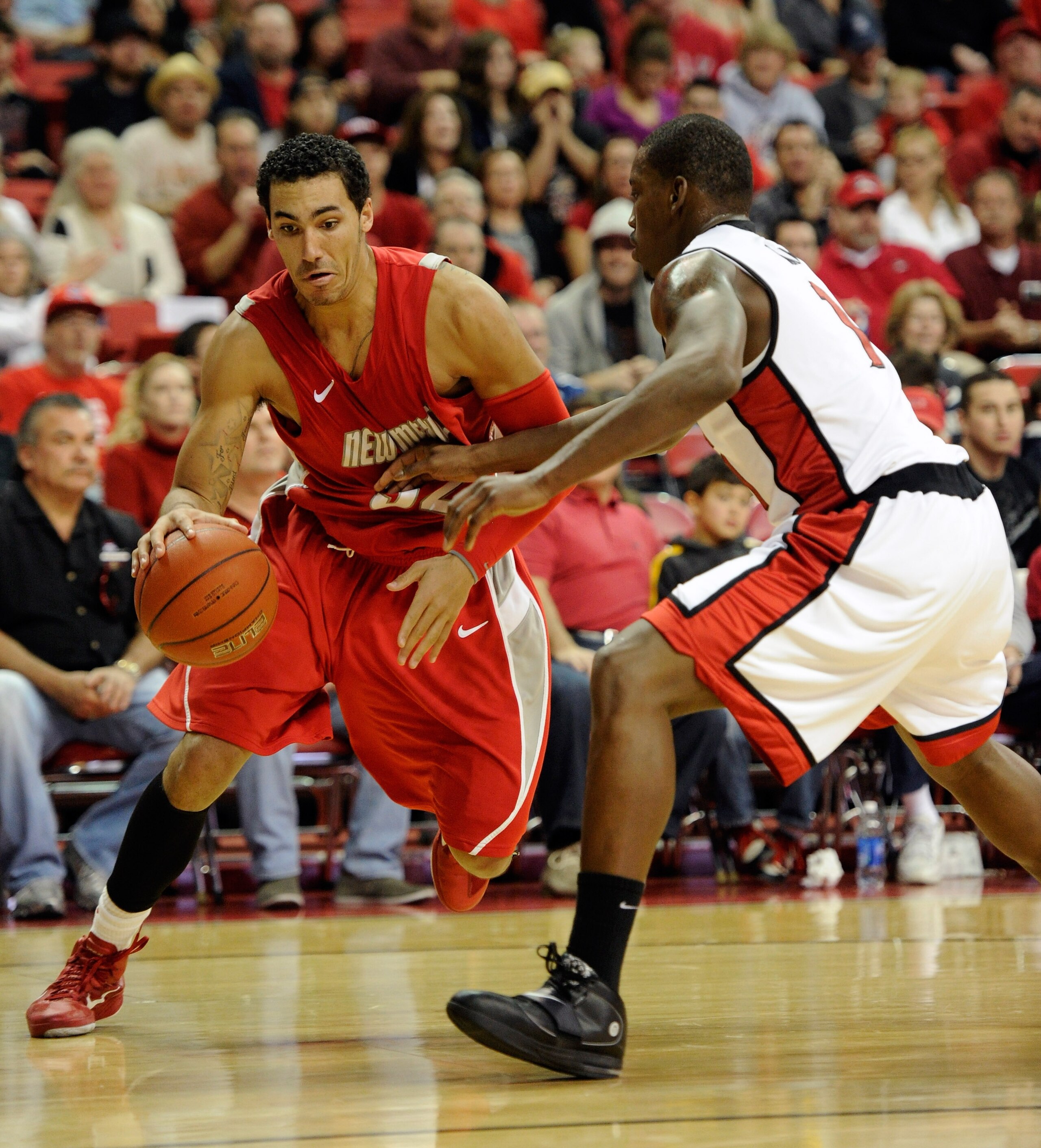 LAS VEGAS, NV - JANUARY 22:  Drew Gordon #32 of the New Mexico Lobos drives against Quintrell Thomas #1 of the UNLV Rebels during their game at the Thomas & Mack Center January 22, 2011 in Las Vegas, Nevada. UNLV won 63-62.  (Photo by Ethan Miller/Getty I