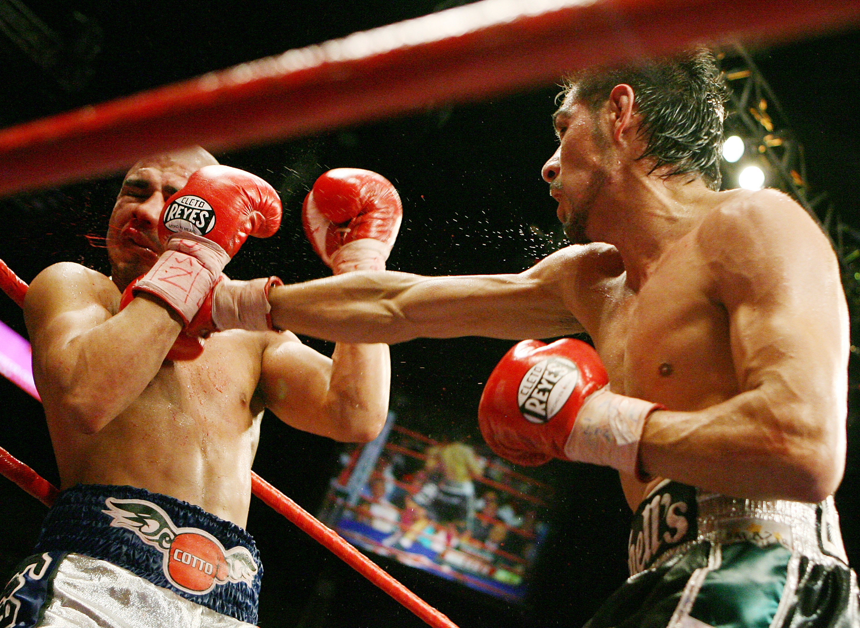 LAS VEGAS - JULY 26:  Antonio Margarito (R) hits Miguel Cotto during their WBA welterweight title fight at the MGM Grand Garden Arena July 26, 2008 in Las Vegas, Nevada. Margarito won by TKO in the 11th round.  (Photo by Ethan Miller/Getty Images)