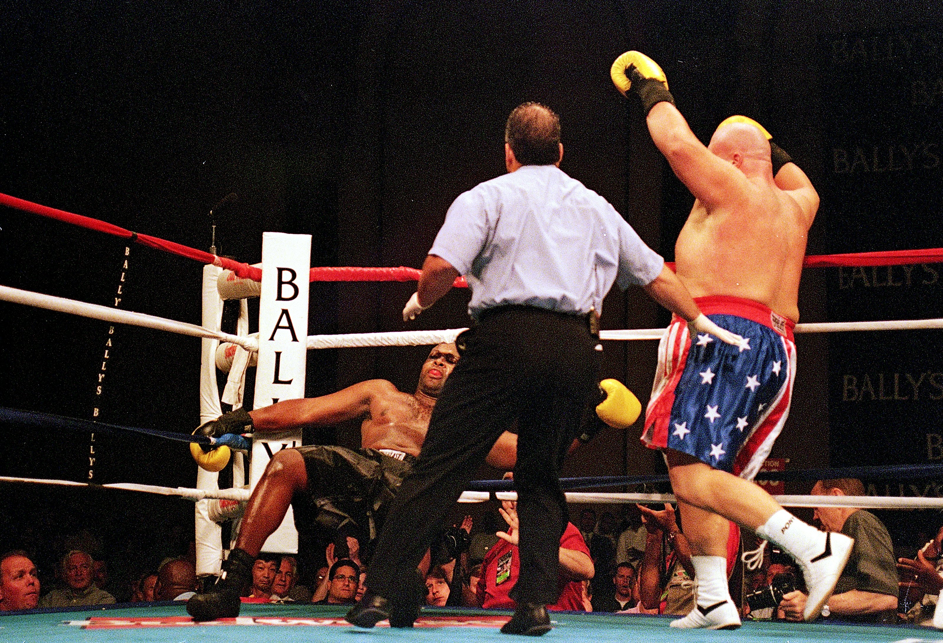 16 Jul 1999: Butterbean throws a punch which knocks down Jackie Bearo at Bally's Park Place in Atlantic City, New Jersey. Mandatory Credit: Vincent Laforet  /Allsport