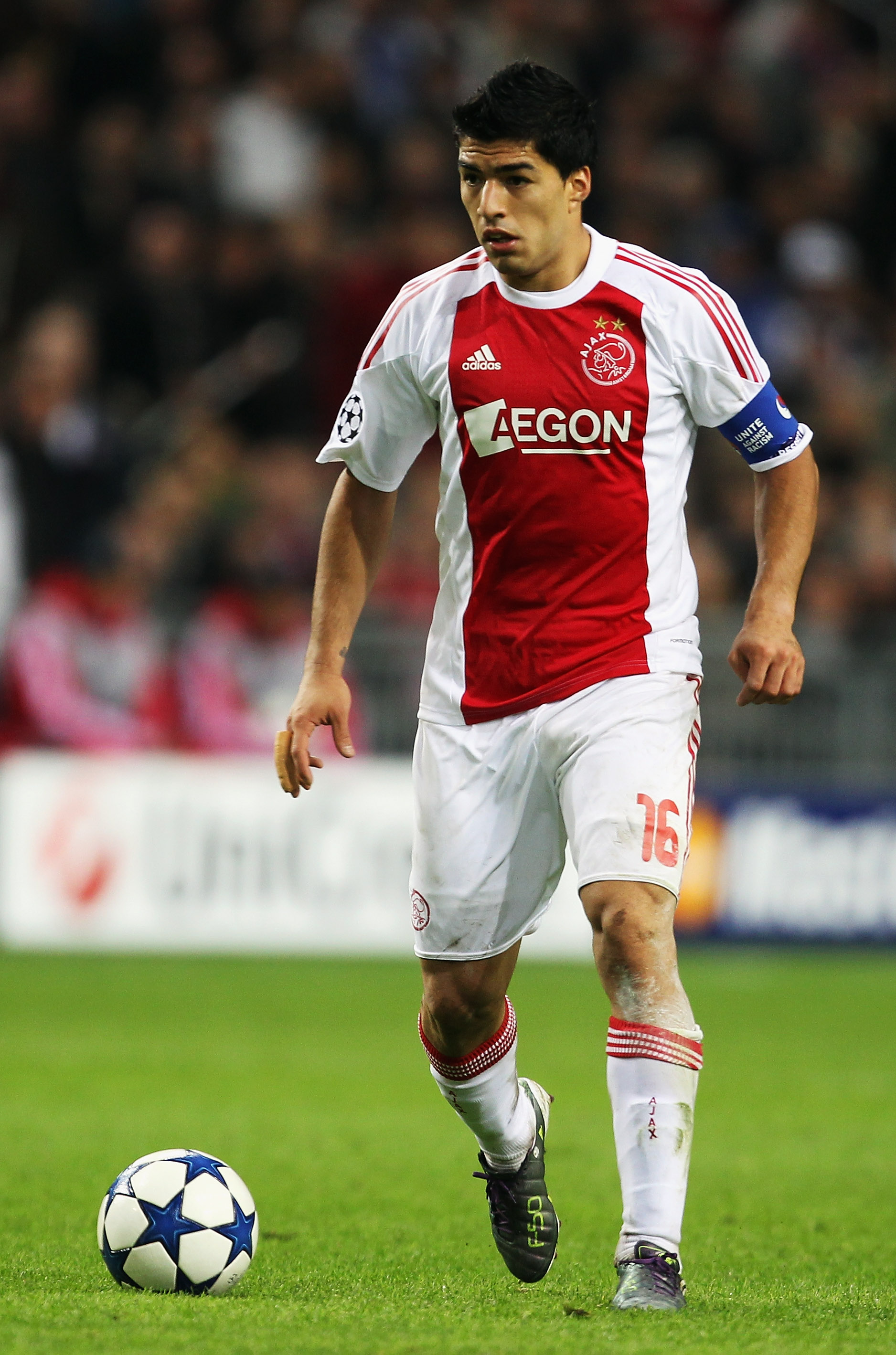 AMSTERDAM, NETHERLANDS - OCTOBER 19:  Luis Suarez of AFC Ajax in action during the UEFA Champions League Group G match between AFC Ajax and AJ Auxerre at the Amsterdam ArenA on October 19, 2010 in Amsterdam, Netherlands.  (Photo by Bryn Lennon/Getty Image