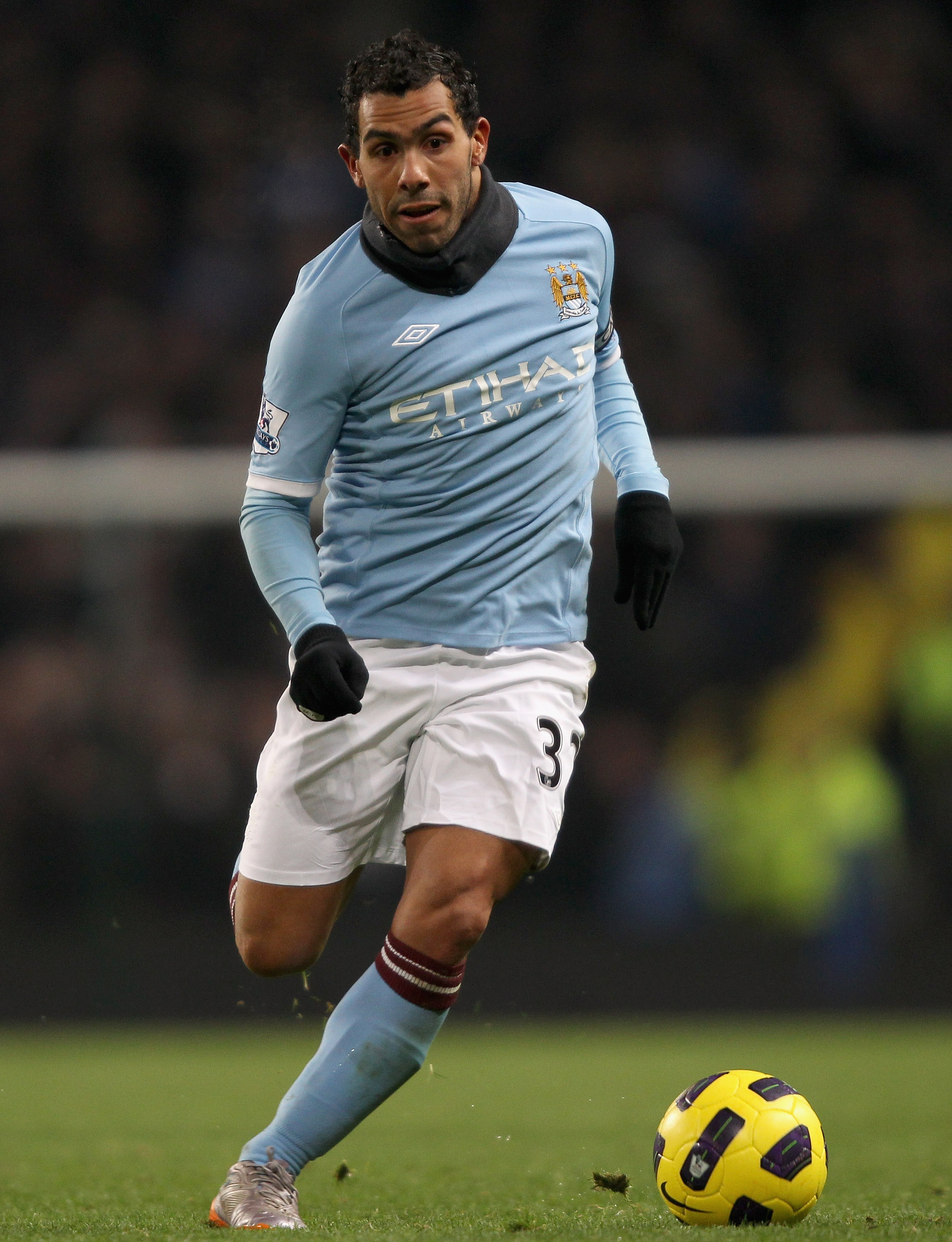 MANCHESTER, ENGLAND - DECEMBER 20:  Carlos Tevez of Manchester City in action during the Barclays Premier League match between Manchester City and Everton at City of Manchester Stadium on December 20, 2010 in Manchester, England.  (Photo by Clive Brunskil