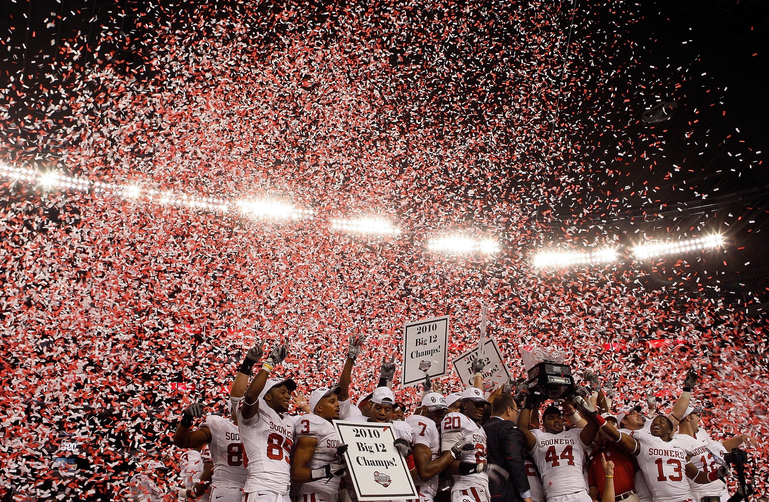 ARLINGTON, TX - DECEMBER 04:  The Oklahoma Sooners celebrate a 23-20 win against the Nebraska Cornhuskers during the Big 12 Championship at Cowboys Stadium on December 4, 2010 in Arlington, Texas.  (Photo by Ronald Martinez/Getty Images)