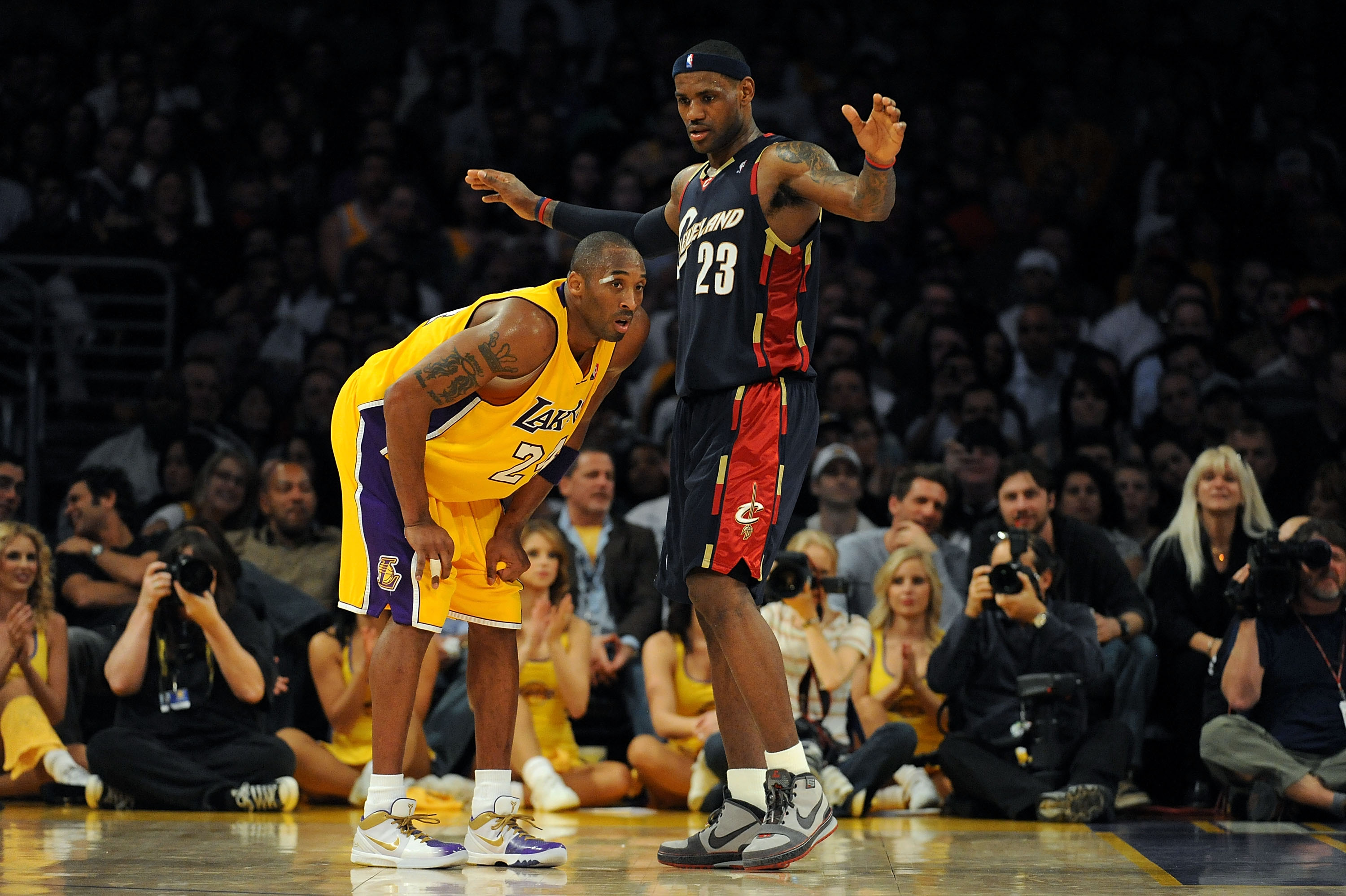 LOS ANGELES, CA - JANUARY 19:  Kobe Bryant #24 of the Los Angeles Lakers stands next to LeBron James #23 of the Cleveland Cavaliers during the second quarter at Staples Center on January 19, 2009 in Los Angeles, California.  (Photo by Harry How/Getty Imag