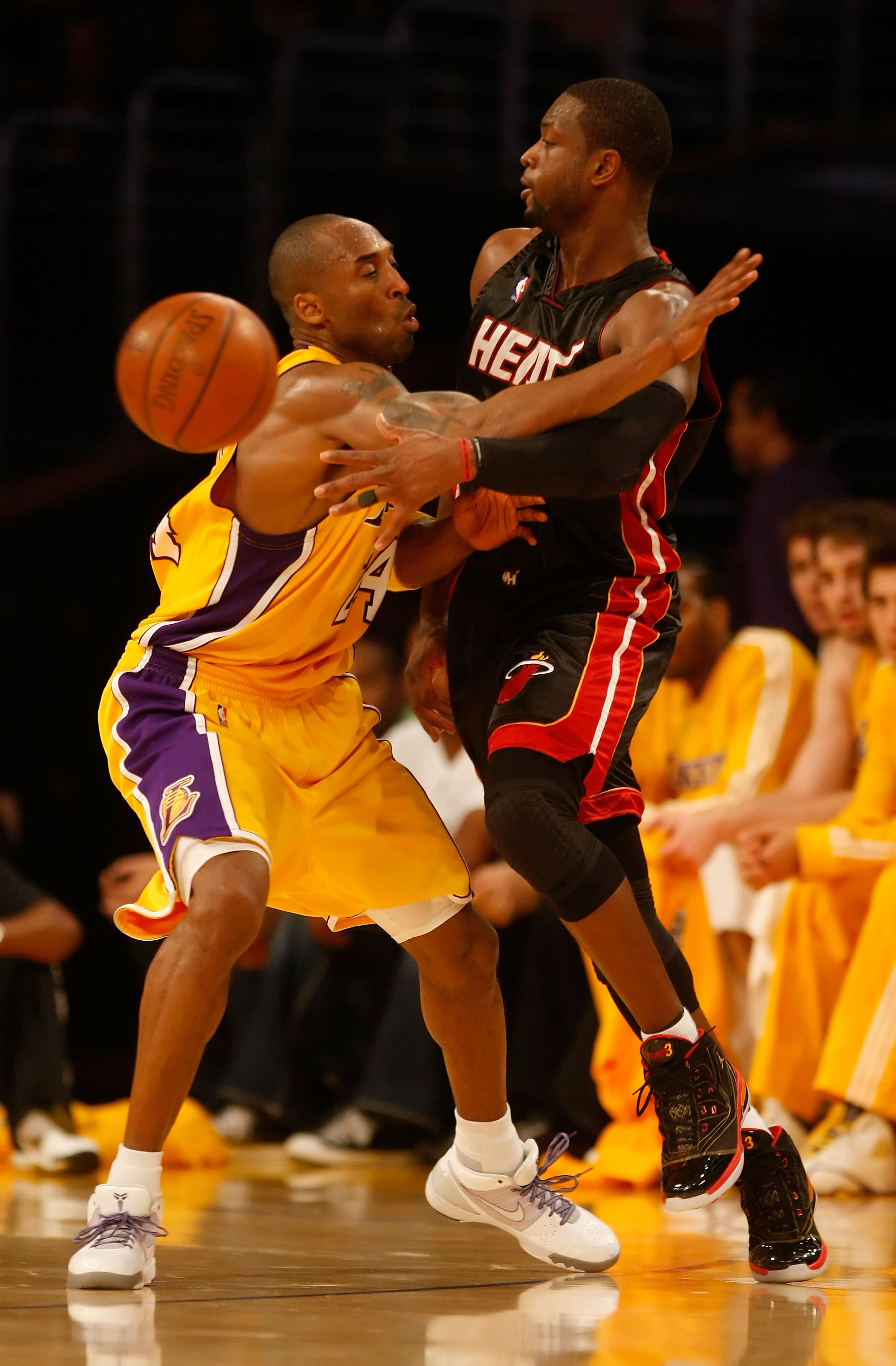 LOS ANGELES, CA - DECEMBER 04:  Dwayne Wade #3 of the Miami Heat passes the ball while being defended by Kobe Bryant #24 of the Los Angeles Lakers in the second half at Staples Center on December 4, 2009 in Los Angeles, California. The Lakers defeated the