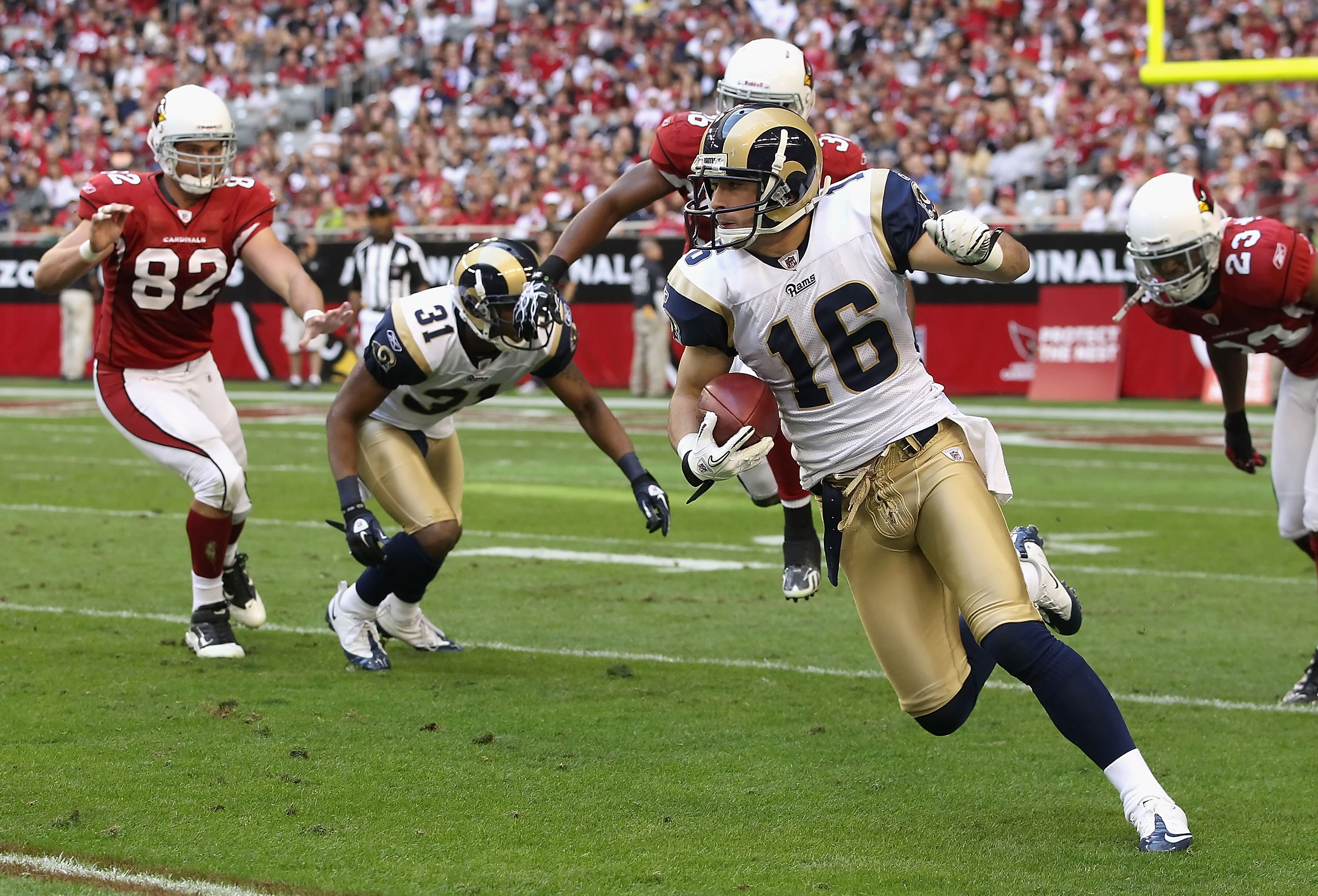 Arizona Cardinals Anquan Boldin slips a tackle by St. Louis Rams