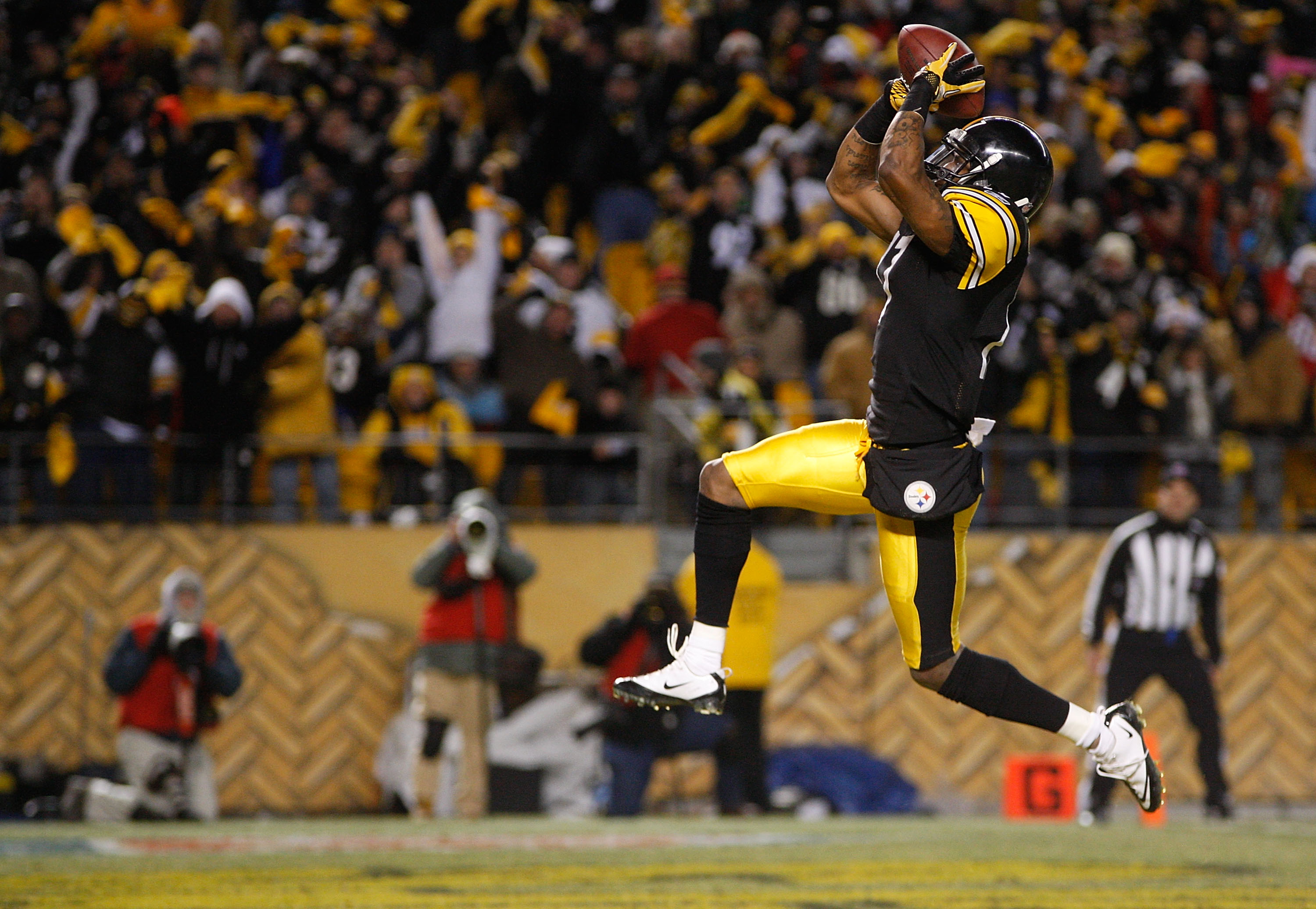 PITTSBURGH - DECEMBER 23:  Mike Wallace #17 of the Pittsburgh Steelers celebrates after scoring a touchdown against the Carolina Panthers during the game on December 23, 2010 at Heinz Field in Pittsburgh, Pennsylvania.  (Photo by Jared Wickerham/Getty Ima