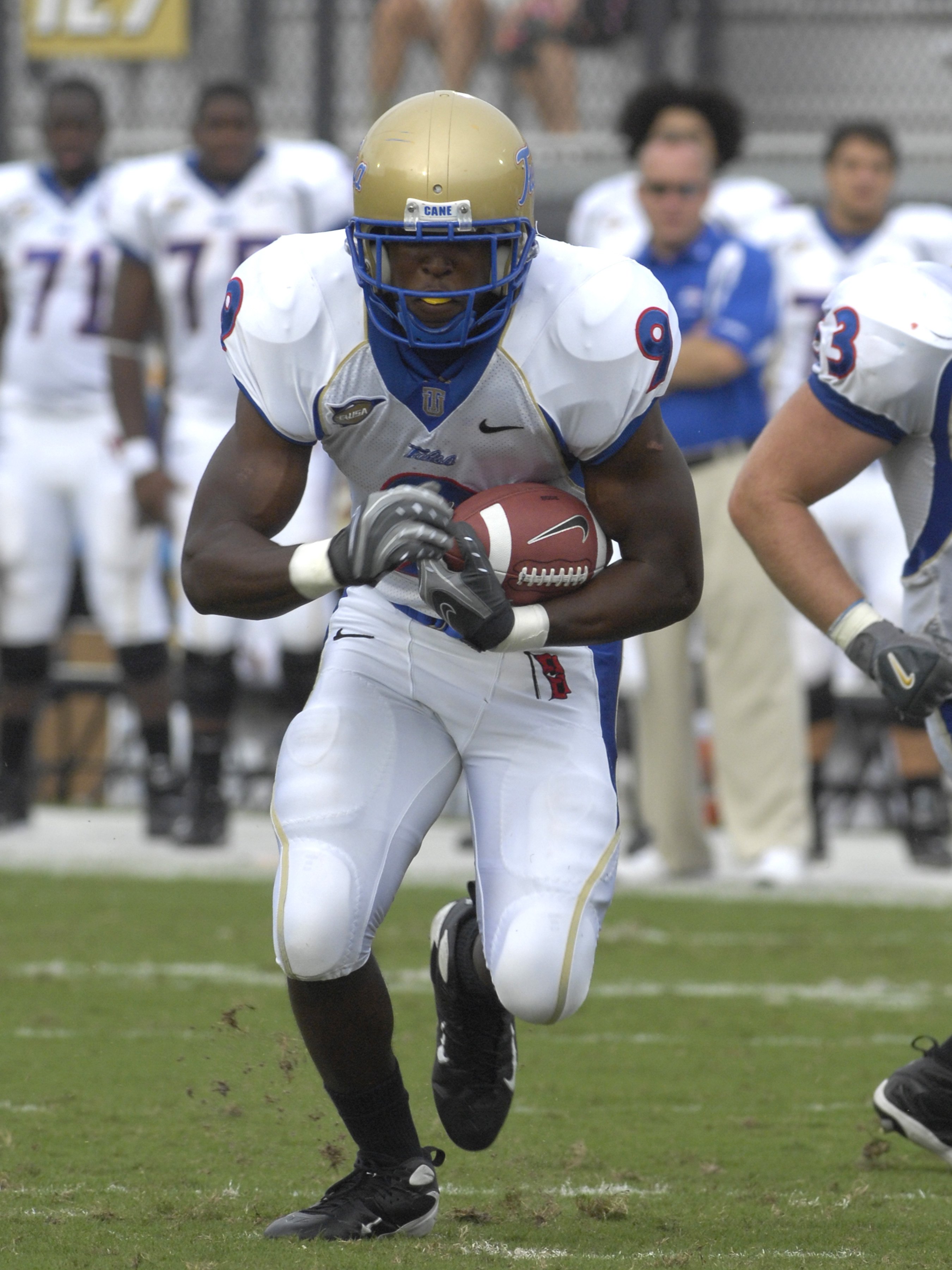 ORLANDO, FL - OCTOBER 20: Fullback Charles Clay #9 of the Tulsa Golden Hurricane rushes upfield against the University of Central Florida Knights at Bright House Stadium on October 20, 2007 in Orlando, Florida. UCF won 44 - 23. (Photo by Al Messerschmid