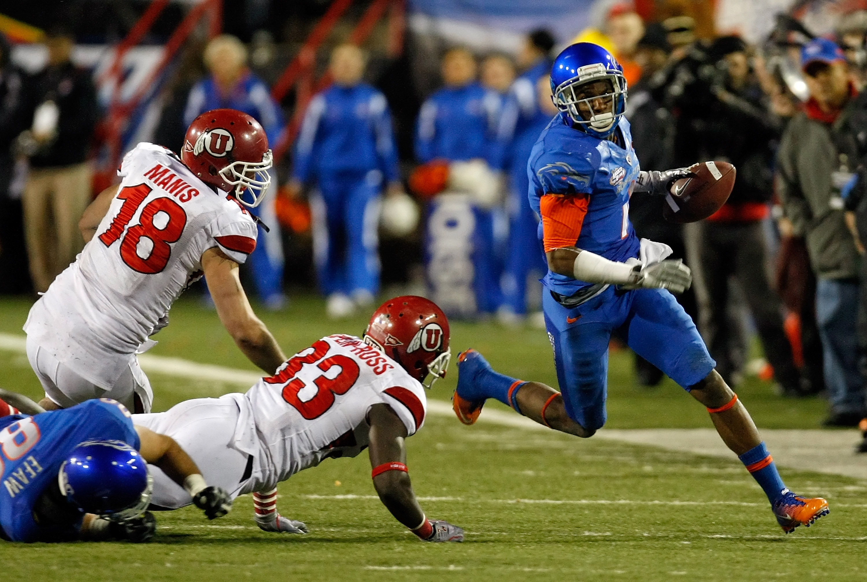 LAS VEGAS, NV - DECEMBER 22:  Titus Young #1 of the Boise State Broncos runs for yardage around Chad Manis #18 and Justin Taplin-Ross #33 of the Utah Utes during the MAACO Bowl Las Vegas at Sam Boyd Stadium December 22, 2010 in Las Vegas, Nevada. Boise St