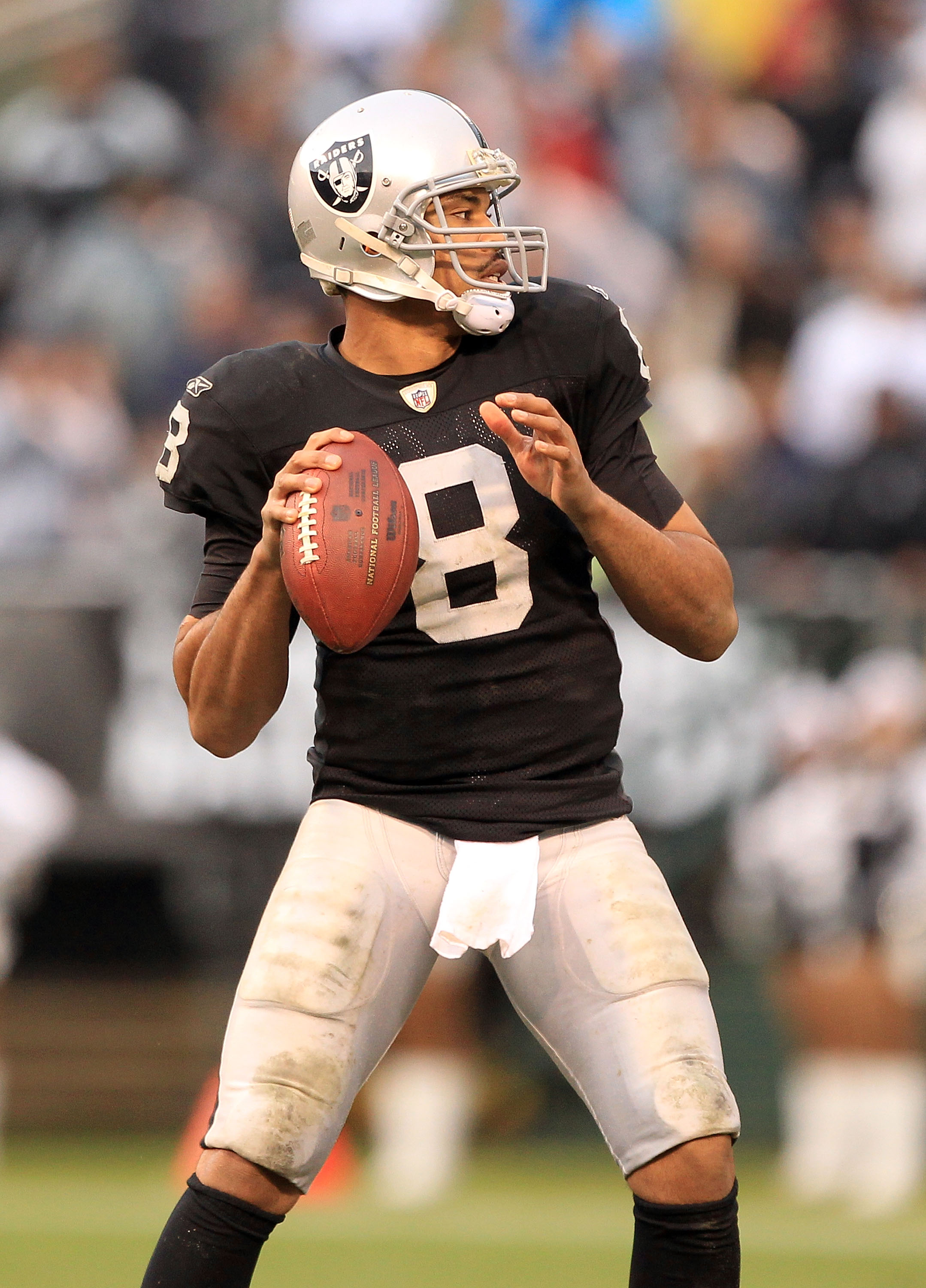 OAKLAND, CA - DECEMBER 19:  Jason Campbell #8 of the Oakland Raiders in action against the Denver Broncos at Oakland-Alameda County Coliseum on December 19, 2010 in Oakland, California.  (Photo by Ezra Shaw/Getty Images)