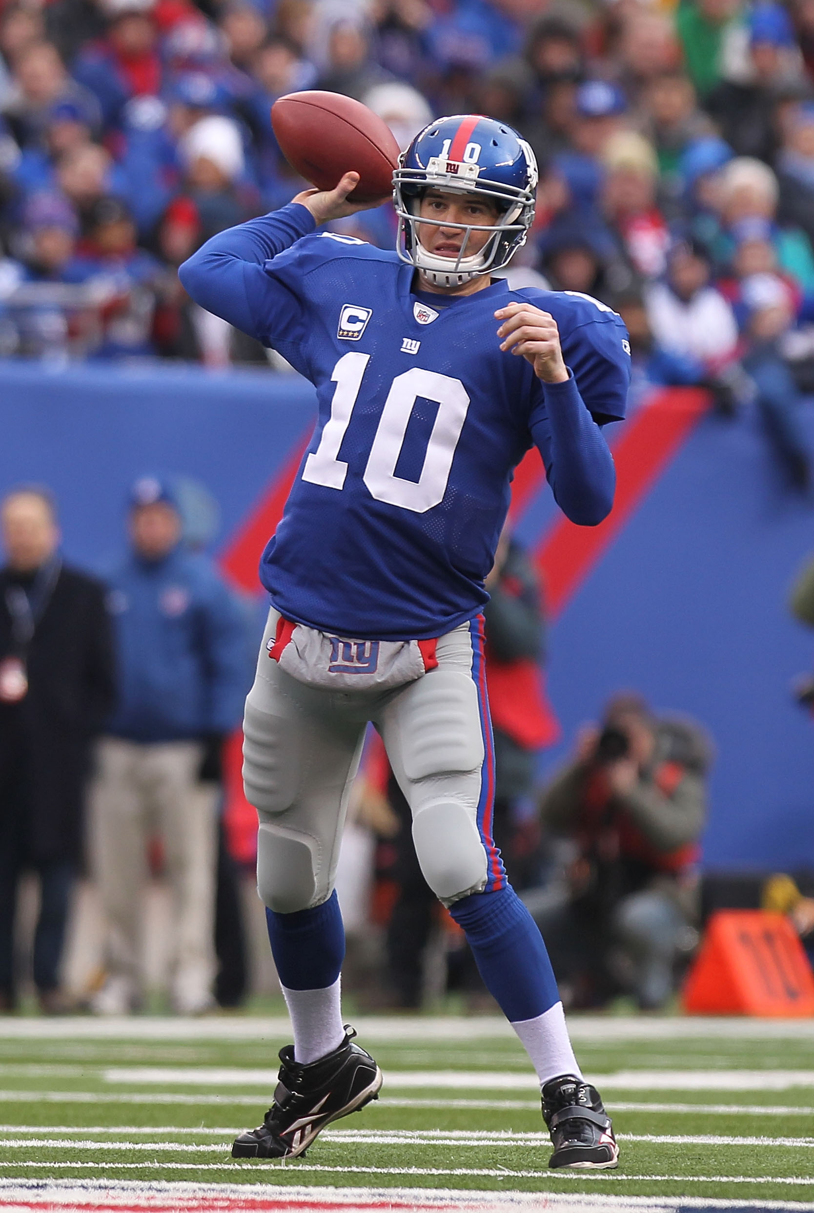 EAST RUTHERFORD, NJ - DECEMBER 19:  Eli Manning #10 of the New York Giants passes against the Philadelphia Eagles at New Meadowlands Stadium on December 19, 2010 in East Rutherford, New Jersey.  (Photo by Nick Laham/Getty Images)
