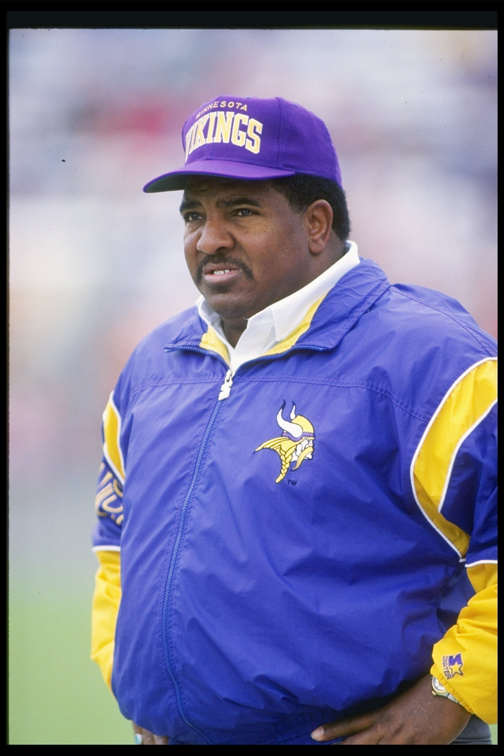 Keith Millard of the Minnesota Viking looks on against the Tampa Bay  Fotografía de noticias - Getty Images