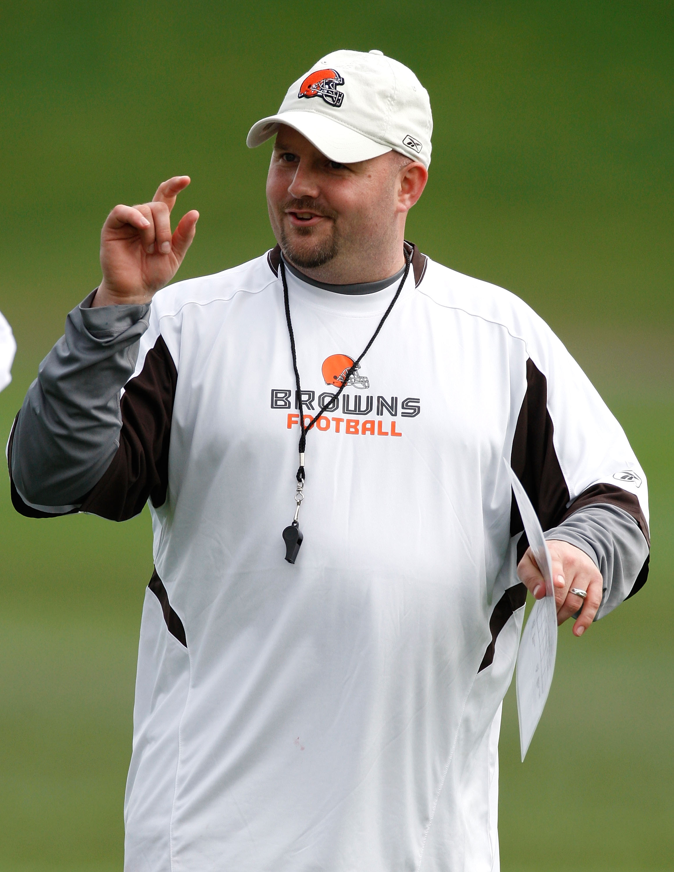 BEREA, OH - MAY 02: Offensive coordinator Brian Daboll of the Cleveland Browns talks with a player during rookie mini camp at the Cleveland Browns Training and Administrative Complex on May 2, 2009 in Berea, Ohio.  (Photo by Gregory Shamus/Getty Images)