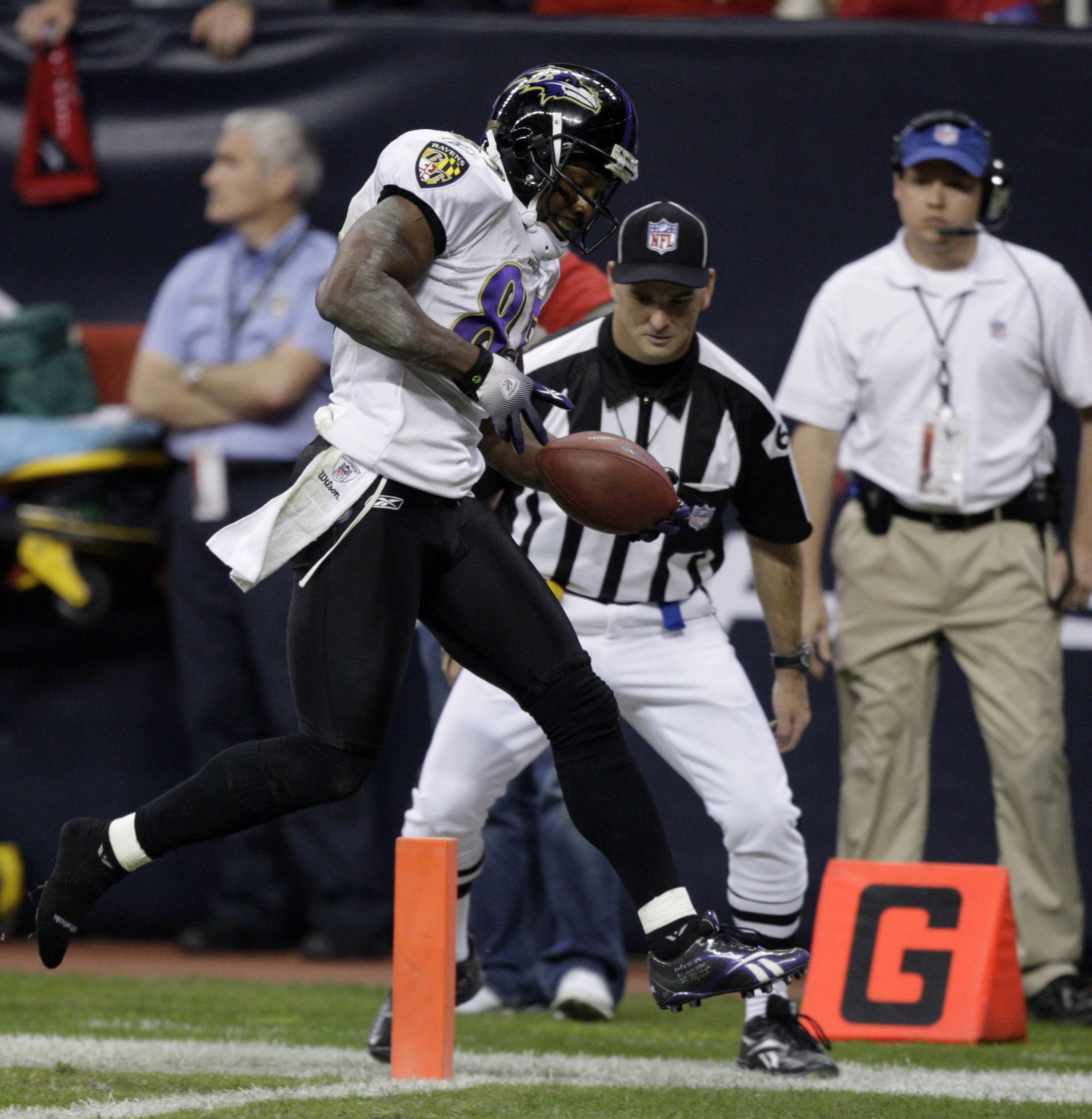 HOUSTON, TX - DECEMBER 13: Wide receiver Derrick Mason #85 of the Baltimore Ravens scores his second toudhdown of the quarter against the Houston Texans at Reliant Stadium on December 13, 2010 in Houston, Texas.  (Photo by Bob Levey/Getty Images)