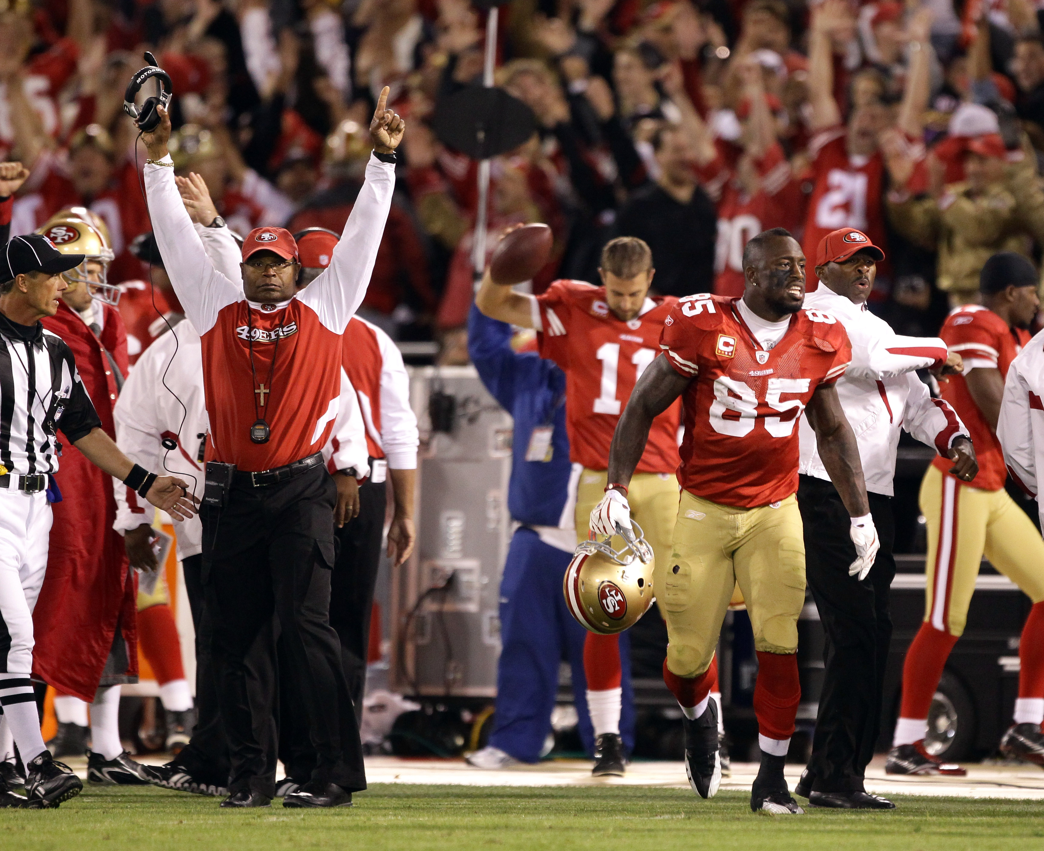 San Francisco interim coach Mike Singletary checks the instant replay  during an NFL football game against the Dallas Cowboys, Sunday, Nov. 23,  2008, in Irving, Texas. (AP Photo/Matt Slocum Stock Photo - Alamy