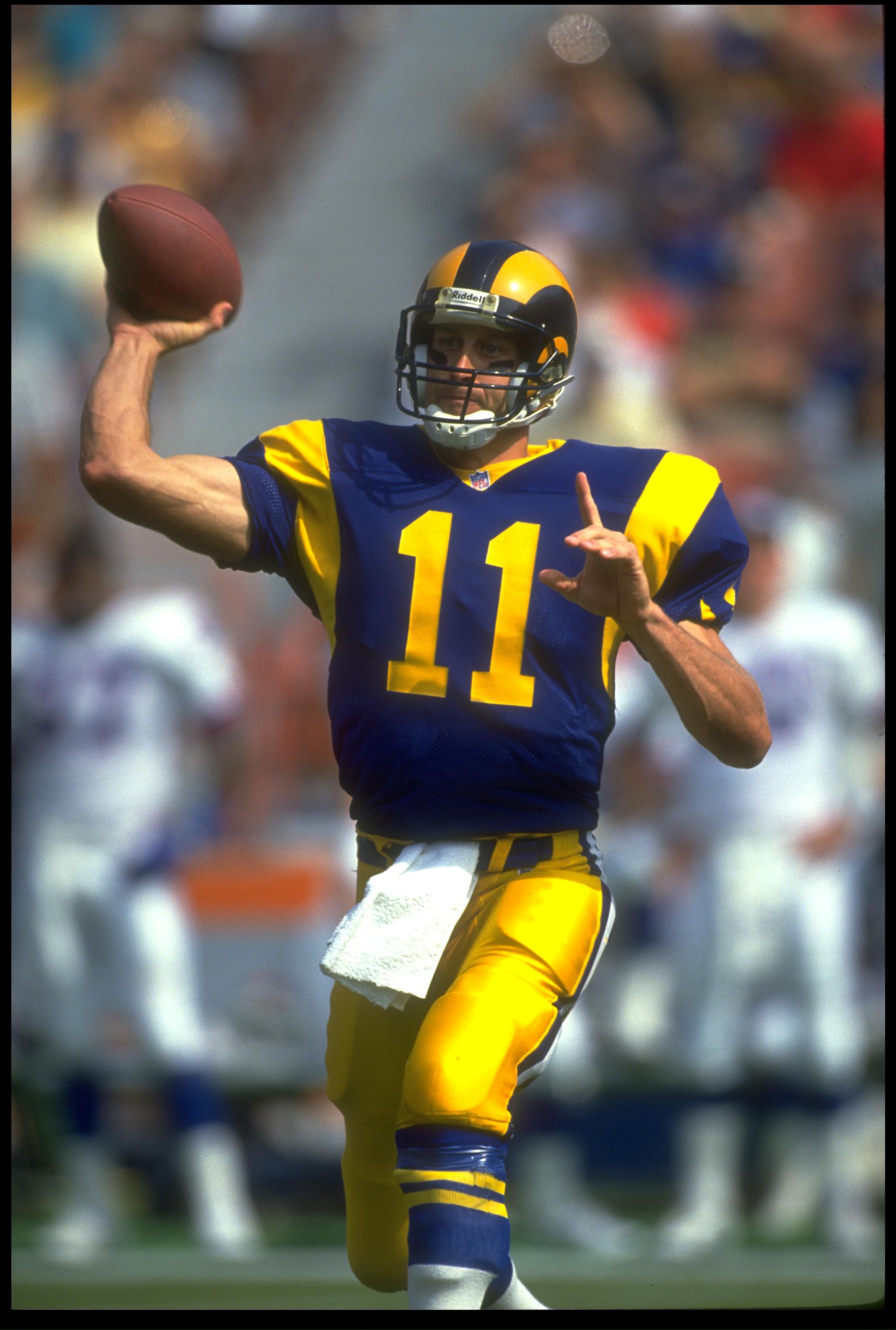 18 OCT 1992:  LOS ANGELES RAMS QUARTERBACK JIM EVERETT SETS TO THROW DURING THE RAMS 38-17 WIN OVER THE NEW YORK GIANTS AT ANAHEIM STADIUM IN ANAHEIM, CALIFORNIA.  MANDATORY CREDIT:  MIKE POWELL/ALLSPORT