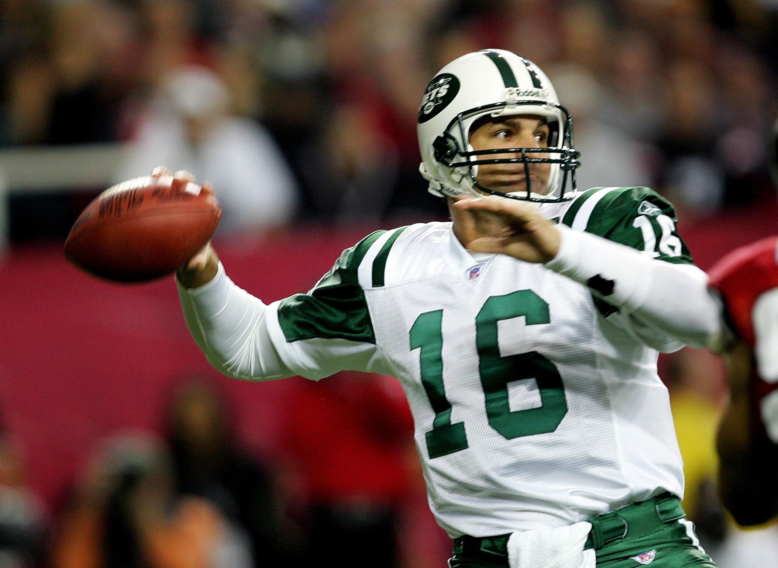 ATLANTA - OCTOBER 24:  Vinny Testaverde #16 of the New York Jets drops back to throw a pass during their game against the Atlanta Falcons on October 24, 2005 at the Georgia Dome in Atlanta, Georgia.  (Photo by Streeter Lecka/Getty Images)