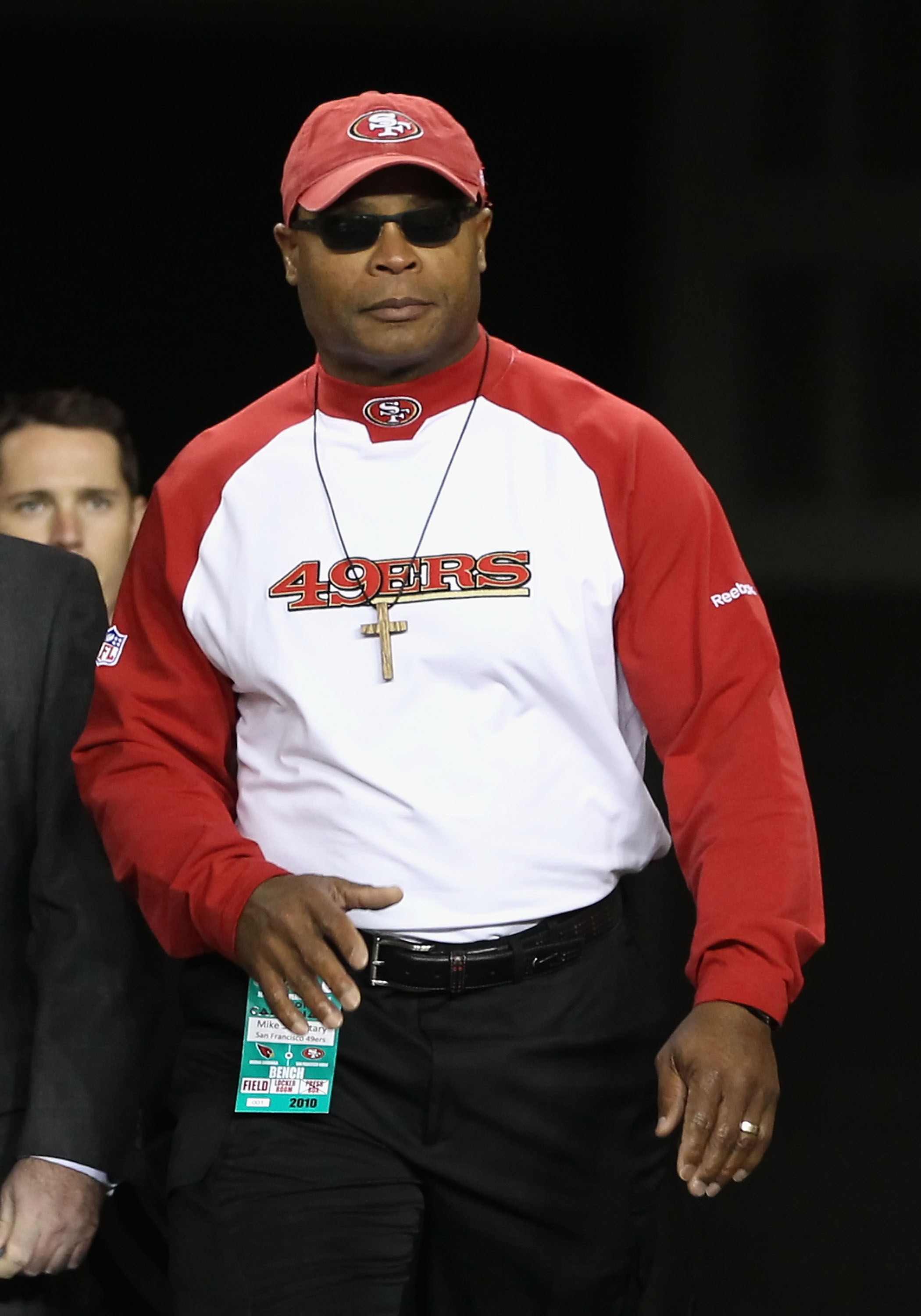 GLENDALE, AZ - NOVEMBER 29:  Head coach Mike Singletary of the San Francisco 49ers walks onto the field before the NFL game against the Arizona Cardinals at the University of Phoenix Stadium on November 29, 2010 in Glendale, Arizona. The 49ers defeated th
