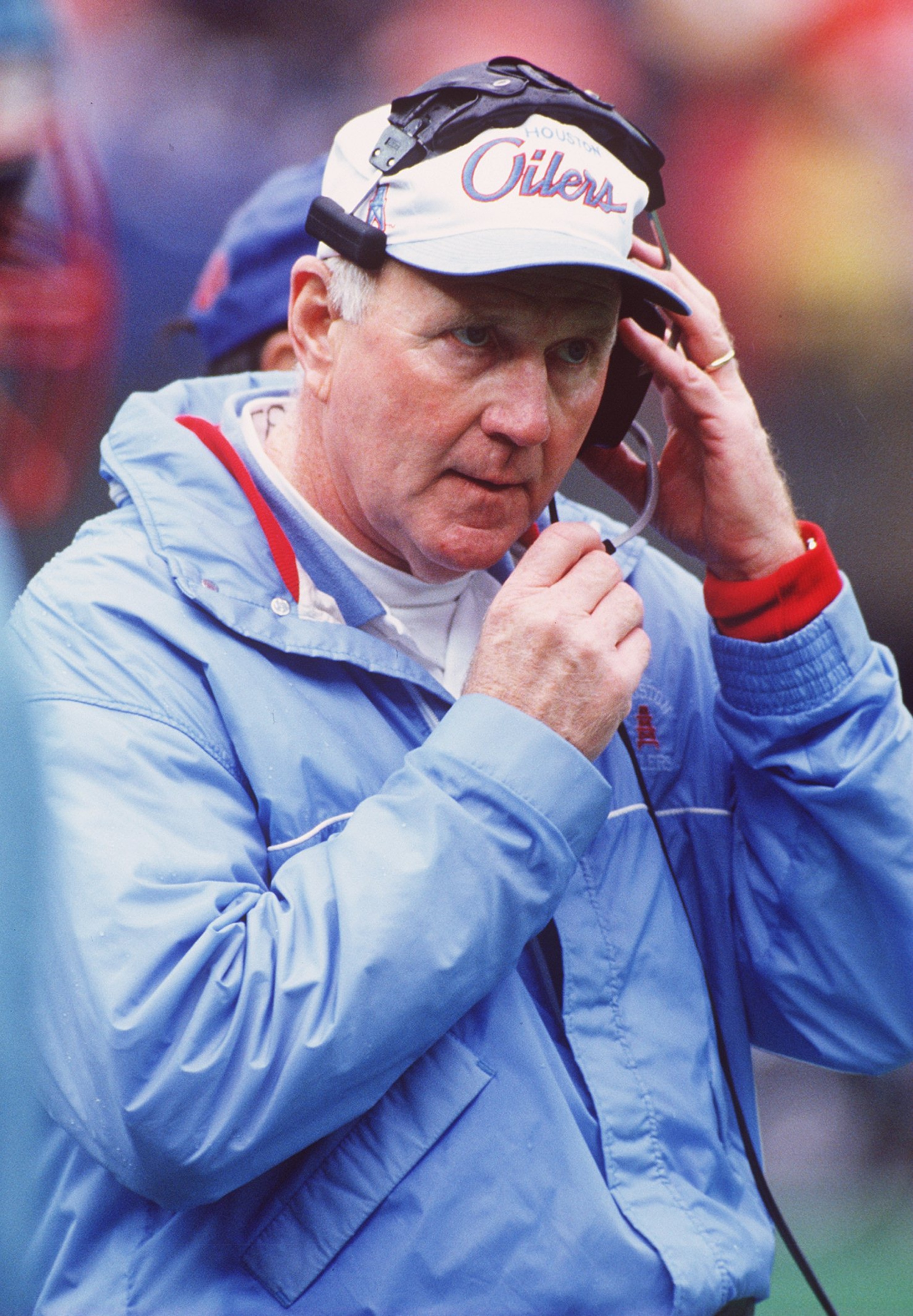 14 Nov 1993: HOUSTON OILERS HEAD COACH JACK PARDEE GIVES ORDERS DURING THE OILERS 38-3 WIN OVER THE Cincinnati BENGALS AT RIVERFRONT STADIUM IN Cincinnati, OHIO.