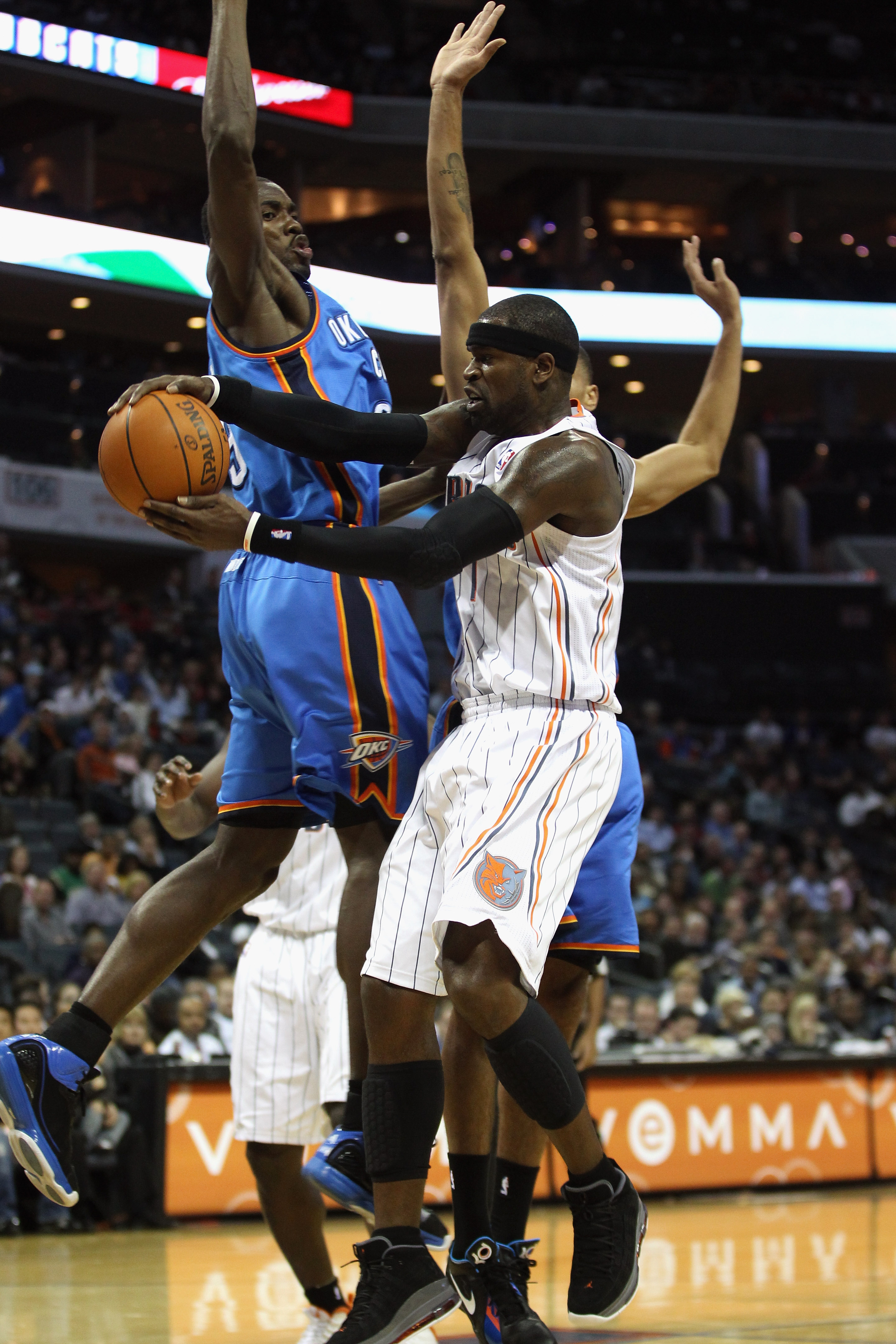 CHARLOTTE, NC - DECEMBER 21:  Stephen Jackson #1 of the Charlotte Bobcats makes a pass against the defense of the Oklahoma City Thunder during their game at Time Warner Cable Arena on December 21, 2010 in Charlotte, North Carolina. NOTE TO USER: User expr