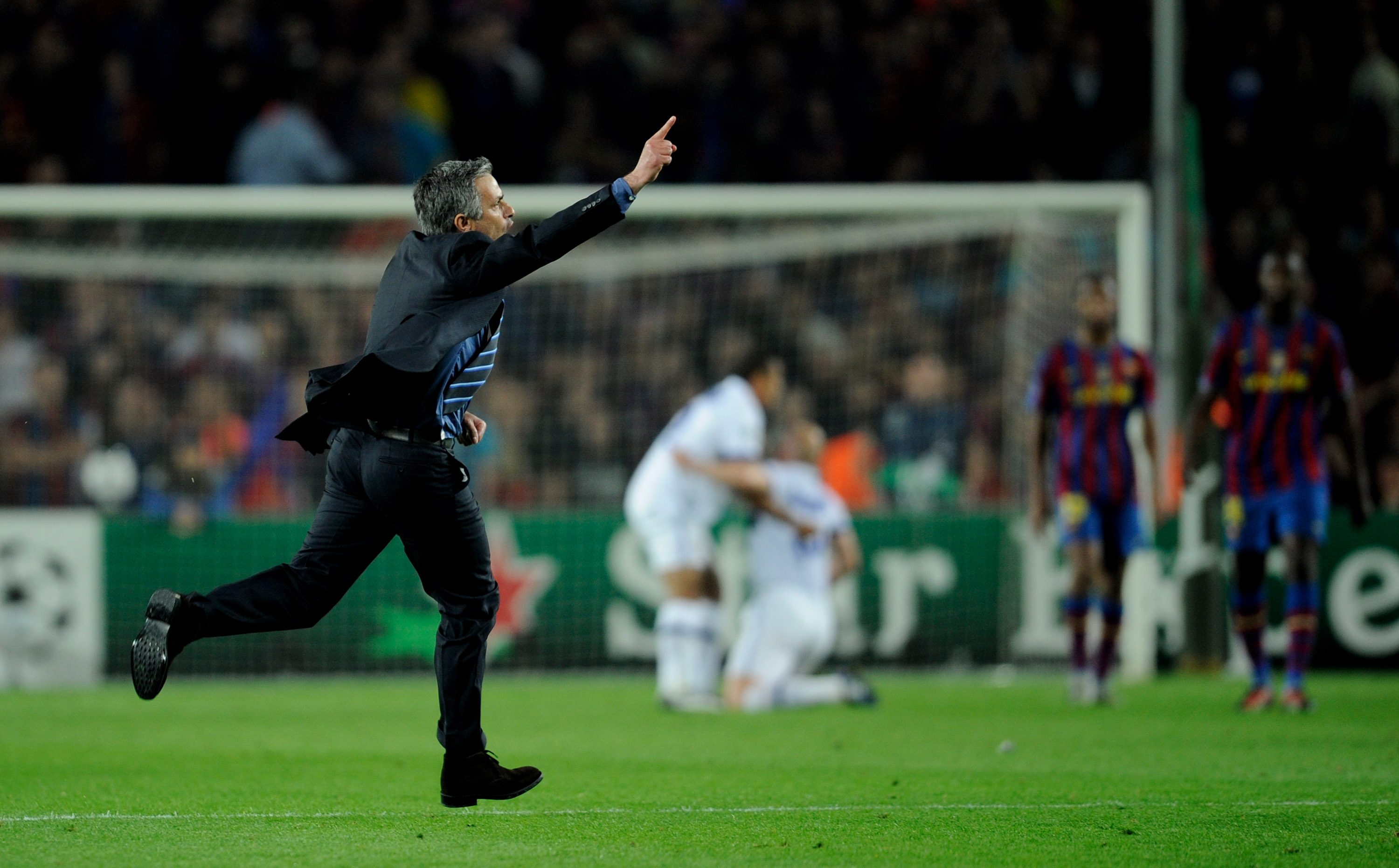 BARCELONA, SPAIN - APRIL 28: Inter Milan manager Jose Mourinho celebrates on the final whistle after the UEFA Champions League Semi Final Second Leg match between Barcelona and Inter Milan at Camp Nou on April 28, 2010 in Barcelona, Spain.  (Photo by Mich