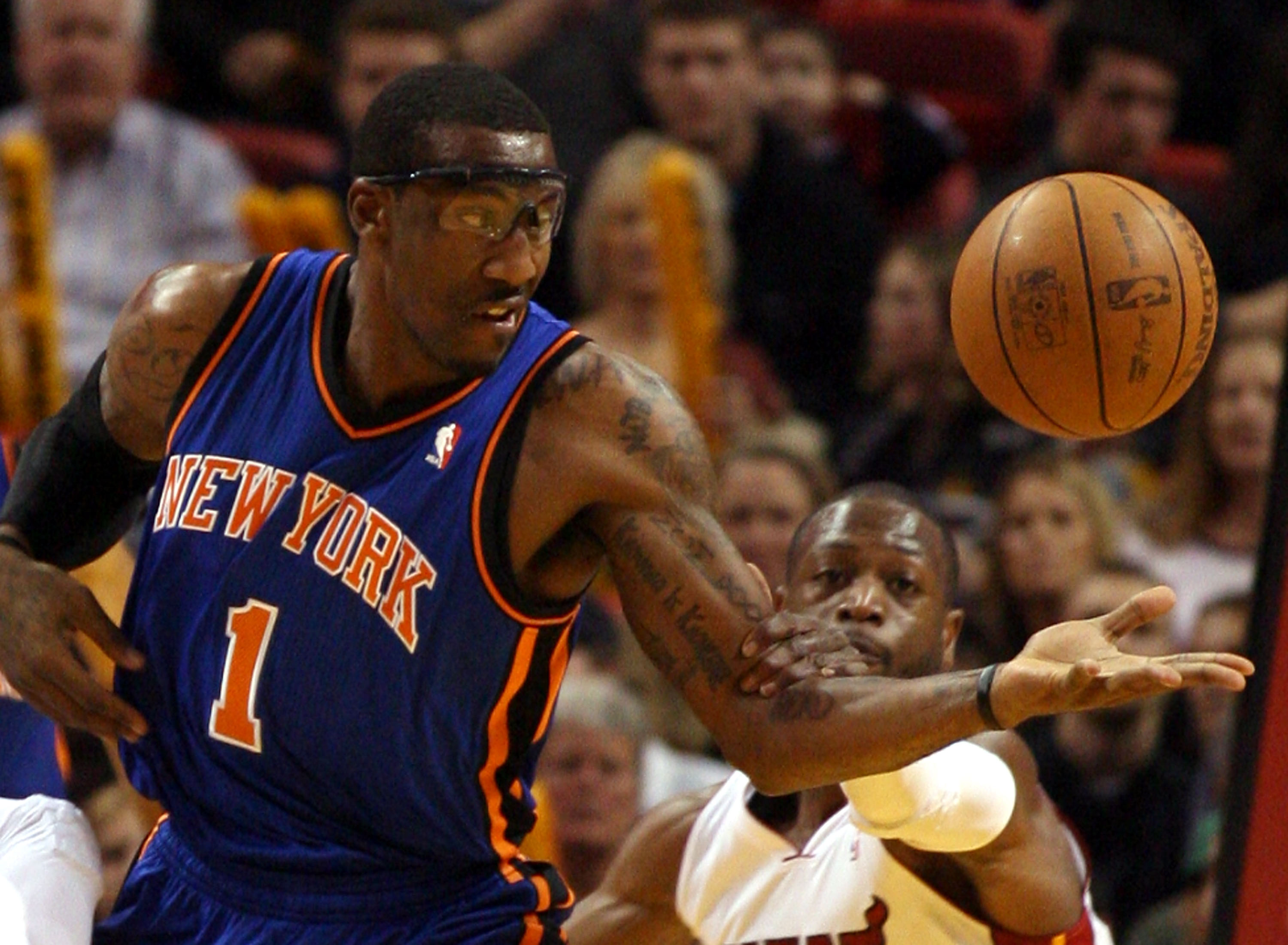 MIAMI - DECEMBER 28: Guard Dwyane Wade #3 of the Miami Heat and Forward Amar'e Stoudemire #1 of the New York Knicks battle for the ball at American Airlines Arena on December 28, 2010 in Miami, Florida. (Photo by Marc Serota/Getty Images)