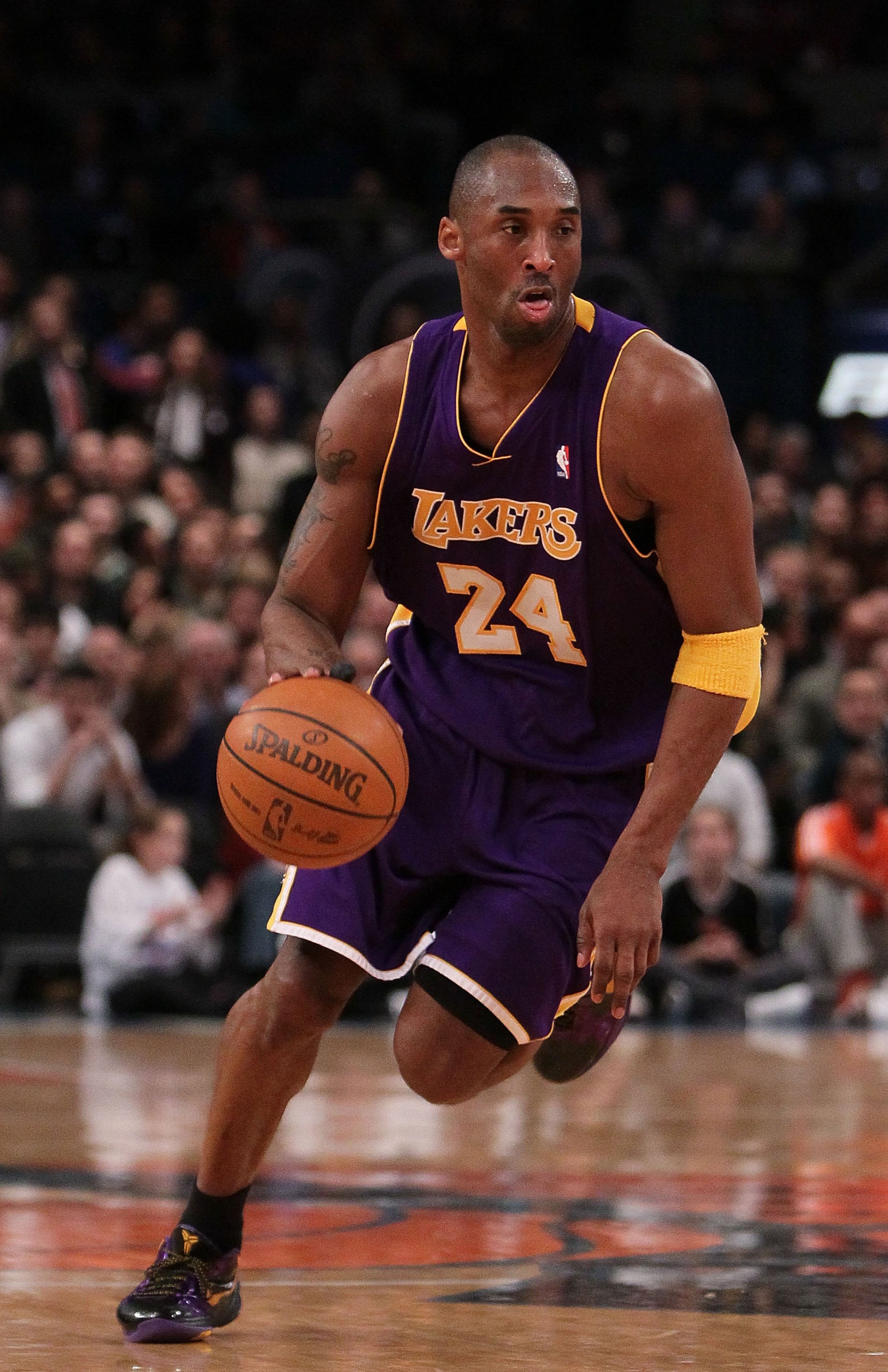 NEW YORK - JANUARY 22:  Kobe Bryant #24 of the Los Angeles Lakers in action against the New York Knicks during their game at Madison Square Garden on January 22, 2010 in New York, New York.  NOTE TO USER: User expressly acknowledges and agrees that, by do