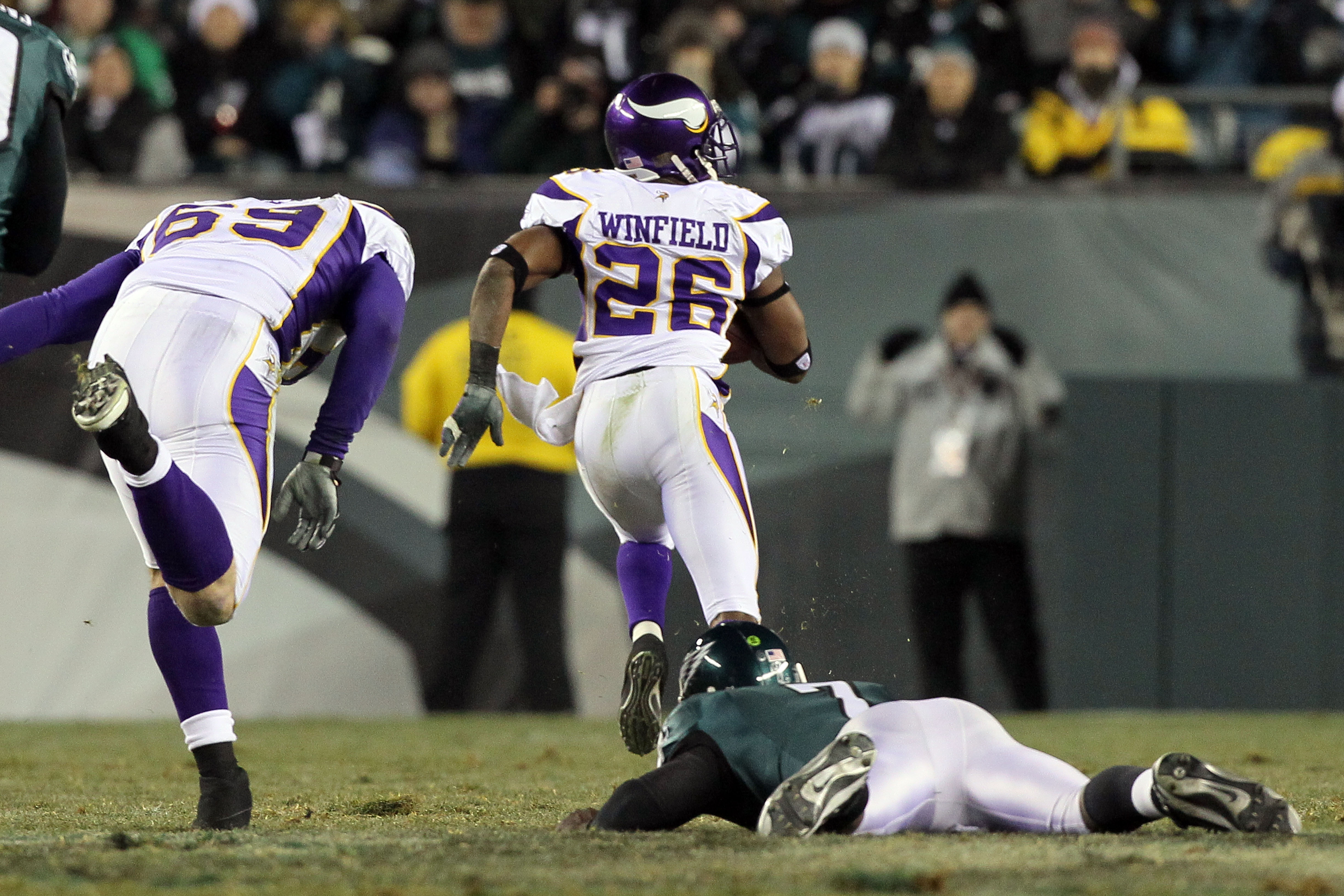 Eagles hammer Vikings with run game on Thursday Night Football