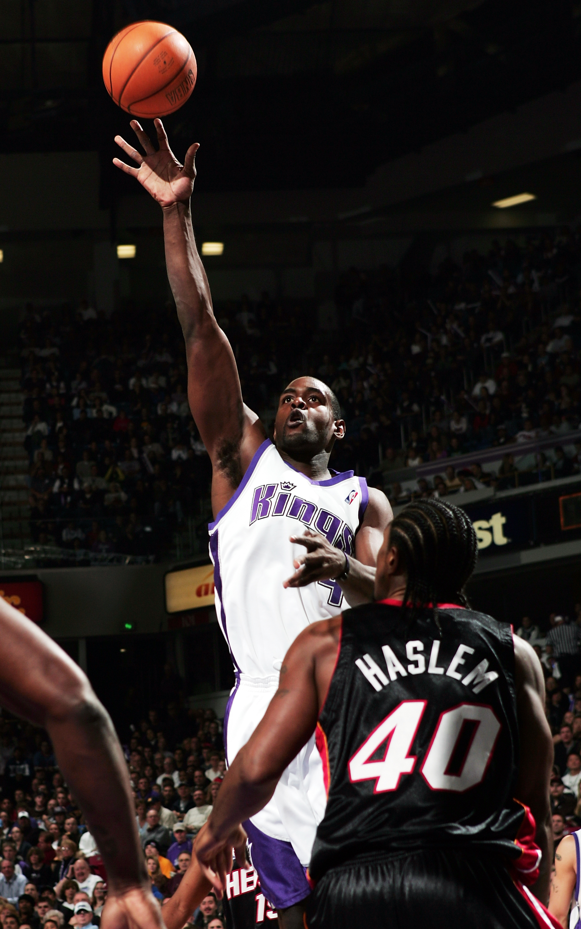 Chris Webber, #4, of the Sacramento Kings dunks one on Portland
