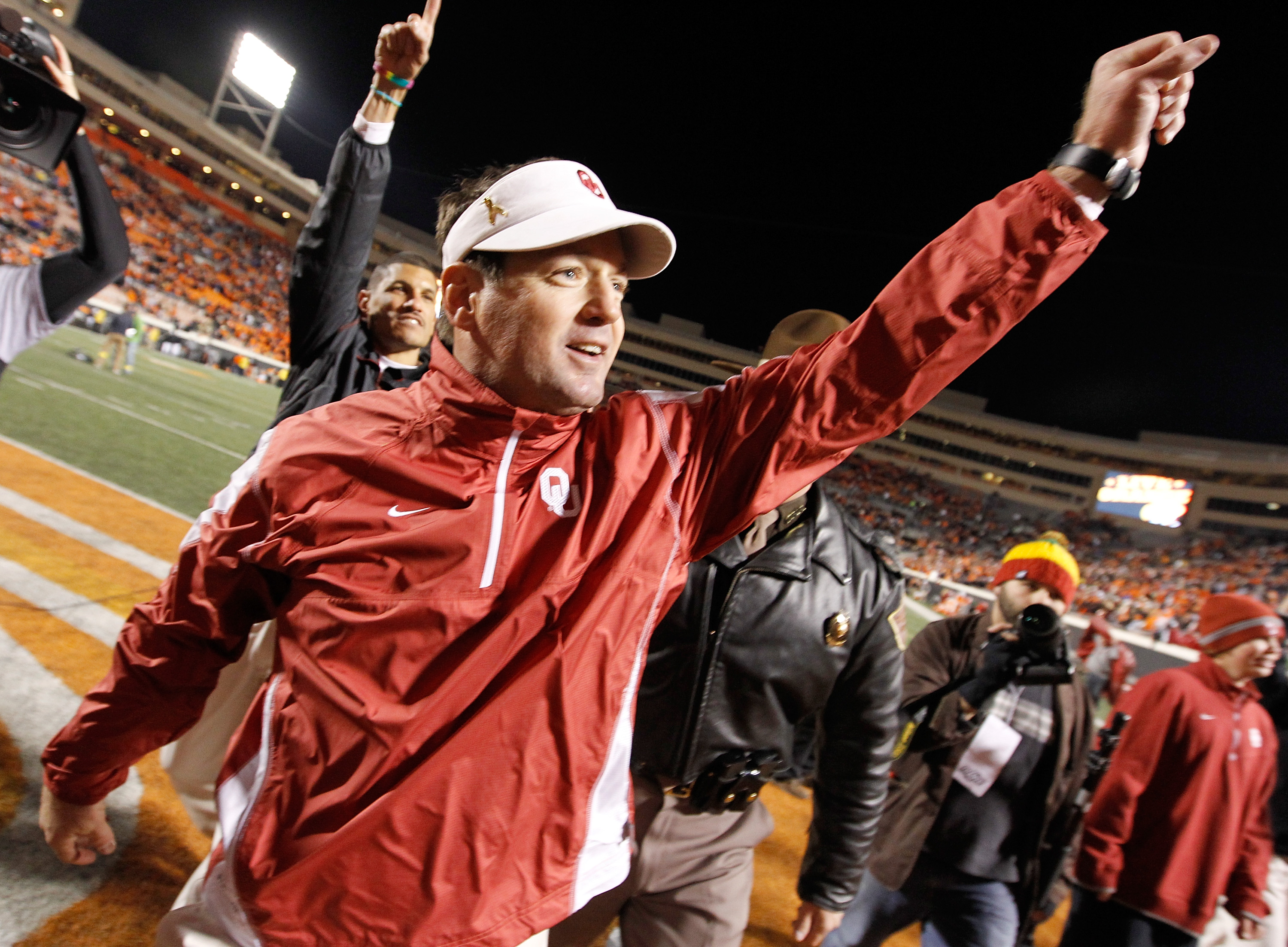 STILLWATER, OK - NOVEMBER 27: Head coach Bob Stoops of the Oklahoma Sooners celebrates after the Sooners beat the Oklahoma State Cowboys 47-41 at Boone Pickens Stadium on November 27, 2010 in Stillwater, Oklahoma. (Photo by Tom Pennington/Getty Images)