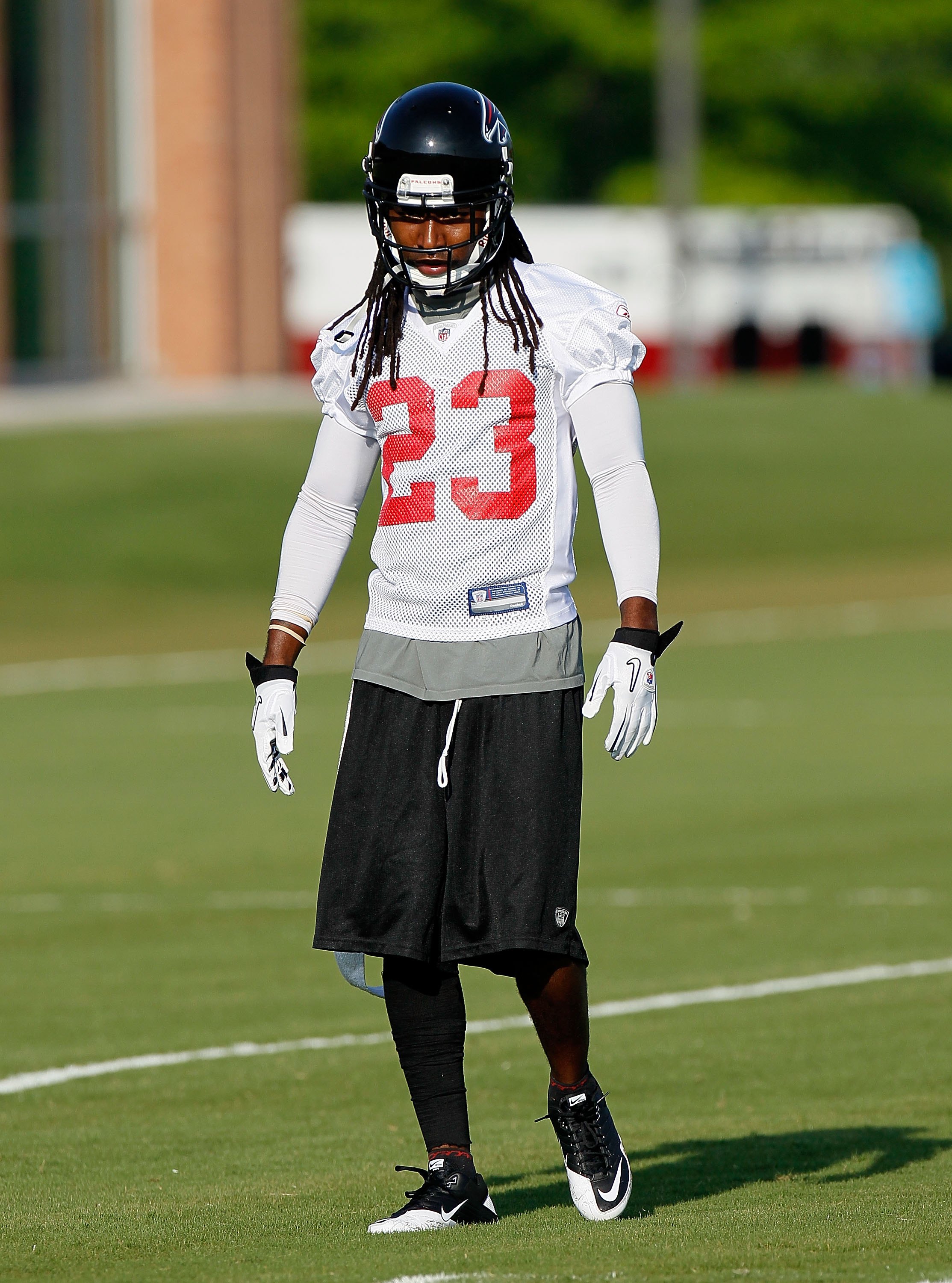 Atlanta Falcons lose starters John Abraham, Dunta Robinson in