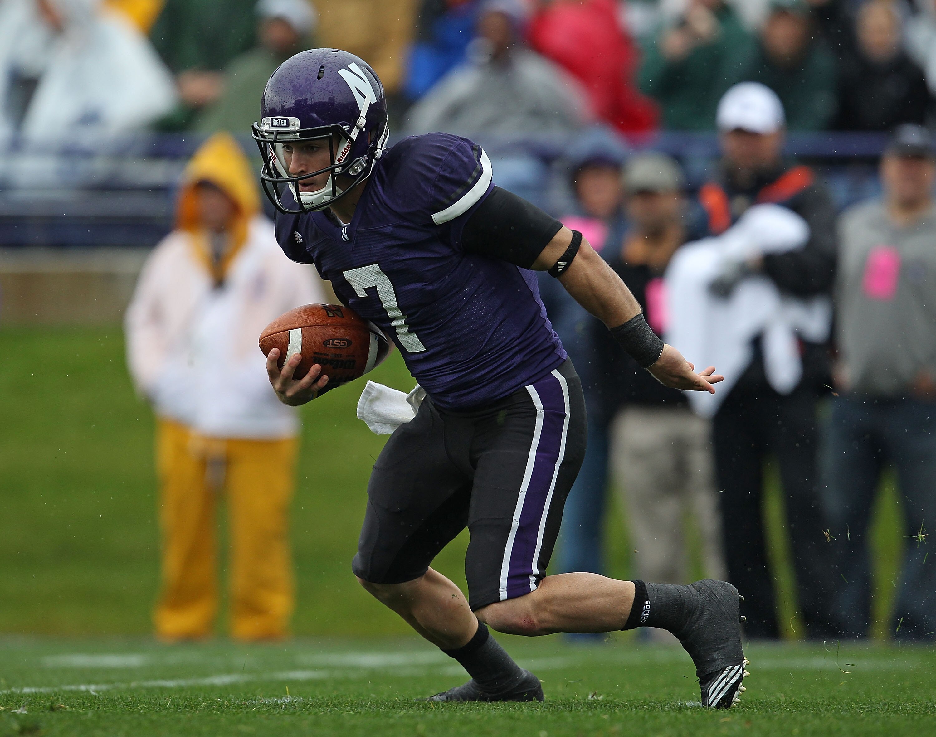EVANSTON, IL - OCTOBER 23: Dan Persa #7 of the Northwestern Wildcats runs against the Michigan State Spartans at Ryan Field on October 23, 2010 in Evanston, Illinois. Michigan State defeated Northwestern 35-27. (Photo by Jonathan Daniel/Getty Images)