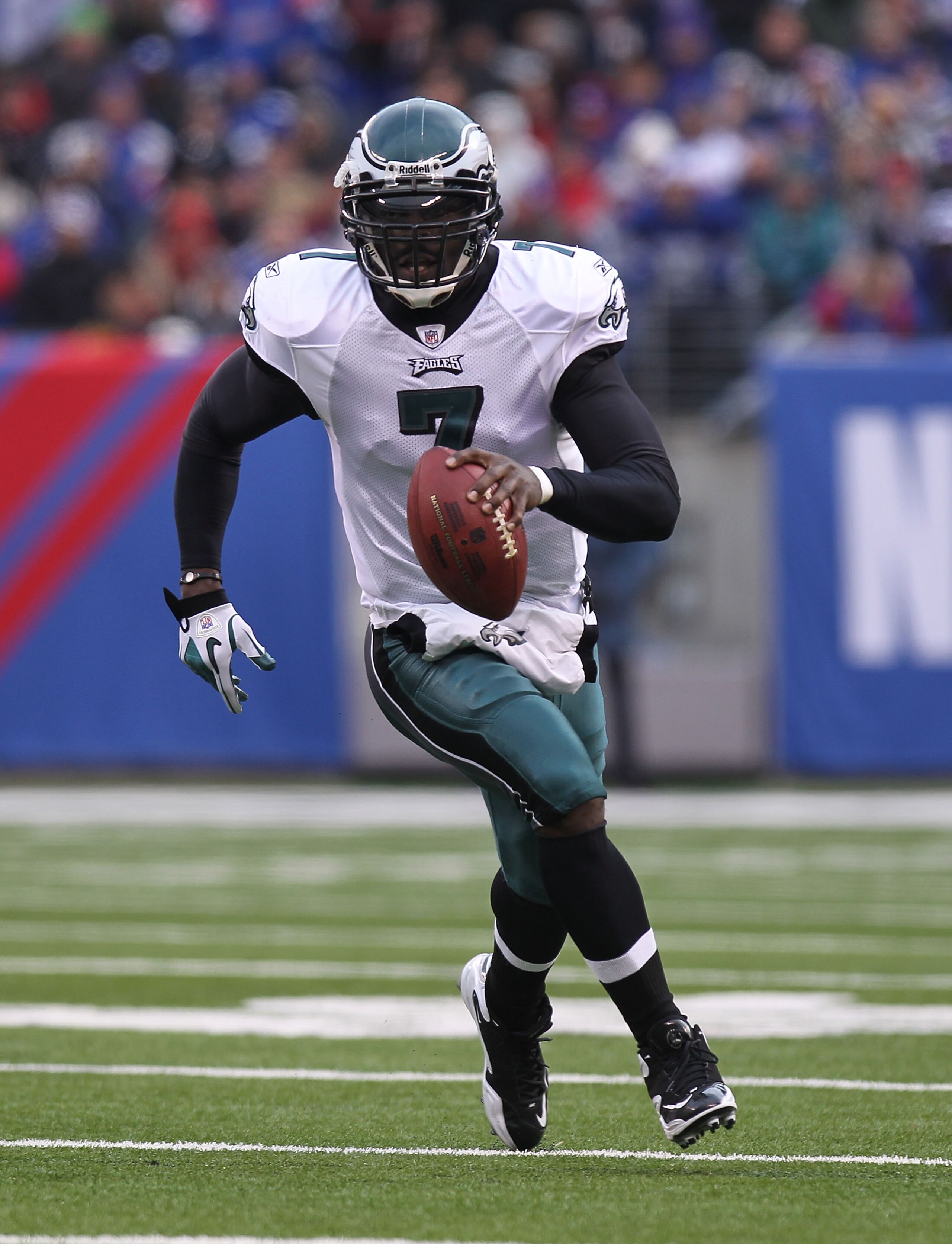 EAST RUTHERFORD, NJ - DECEMBER 19:  Michael Vick #7 of the Philadelphia Eagles rushes against the New York Giants at New Meadowlands Stadium on December 19, 2010 in East Rutherford, New Jersey.  (Photo by Nick Laham/Getty Images)