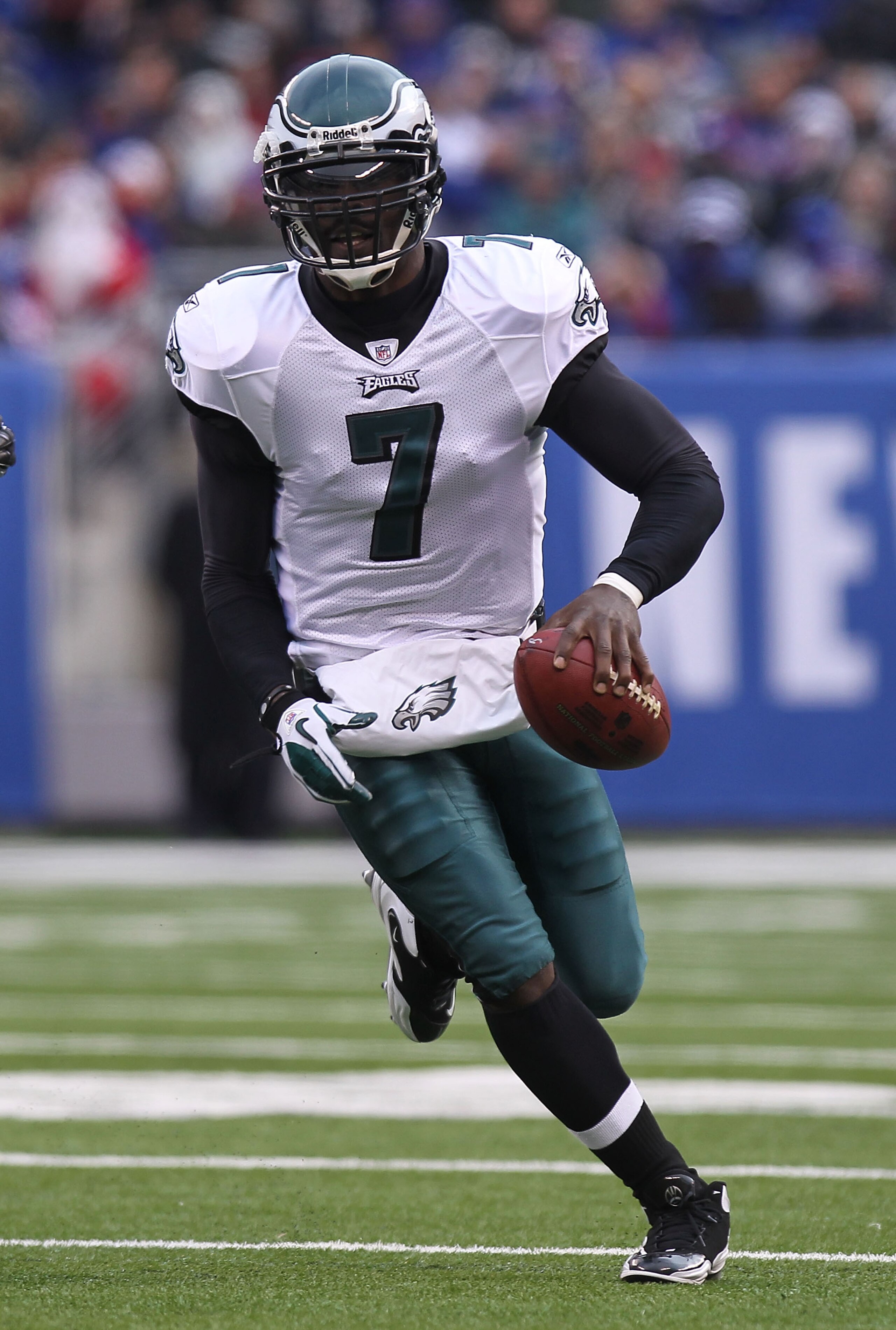 EAST RUTHERFORD, NJ - DECEMBER 19:  Michael Vick #7 of the Philadelphia Eagles rushes against the New York Giants at New Meadowlands Stadium on December 19, 2010 in East Rutherford, New Jersey.  (Photo by Nick Laham/Getty Images)