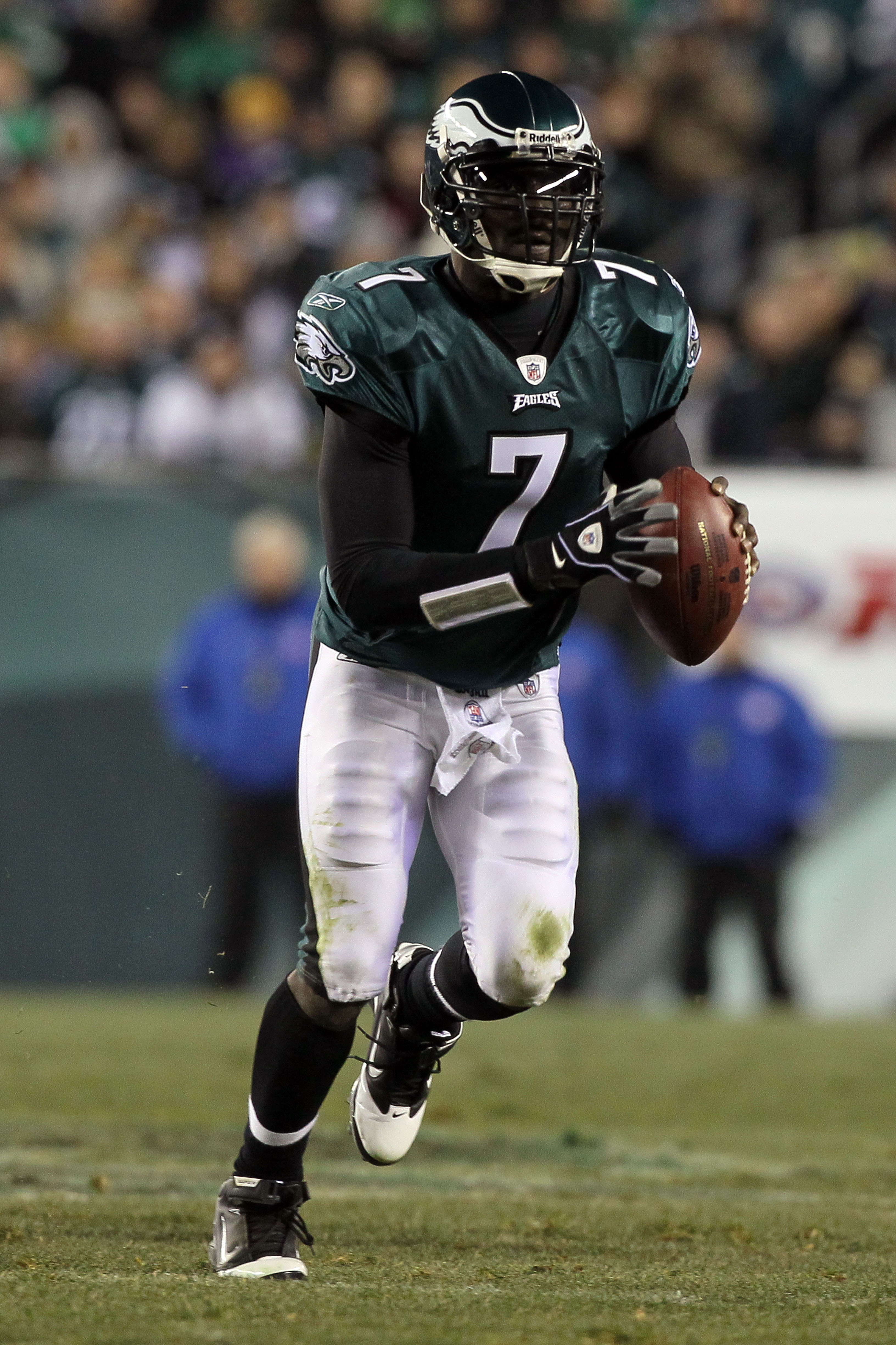 PHILADELPHIA, PA - DECEMBER 28: Michael Vick #7 of the Philadelphia Eagles looks to pass against the Minnesota Vikings at Lincoln Financial Field on December 28, 2010 in Philadelphia, Pennsylvania. (Photo by Jim McIsaac/Getty Images)