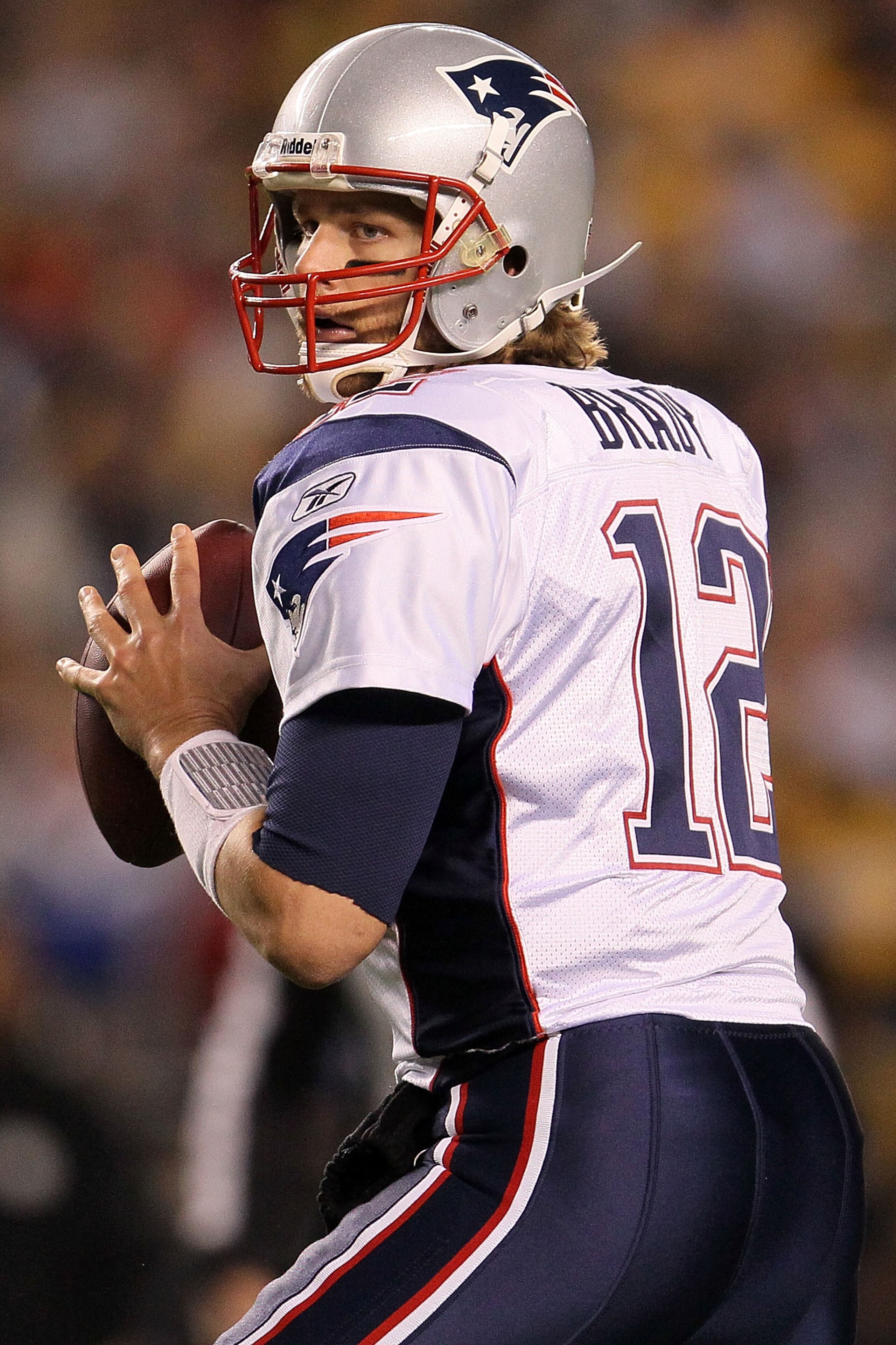 PITTSBURGH - NOVEMBER 14:  Tom Brady #12 of the New England Patriots throws a pass against the Pittsburgh Steelers on November 14, 2010 at Heinz Field in Pittsburgh, Pennsylvania.  (Photo by Chris McGrath/Getty Images)