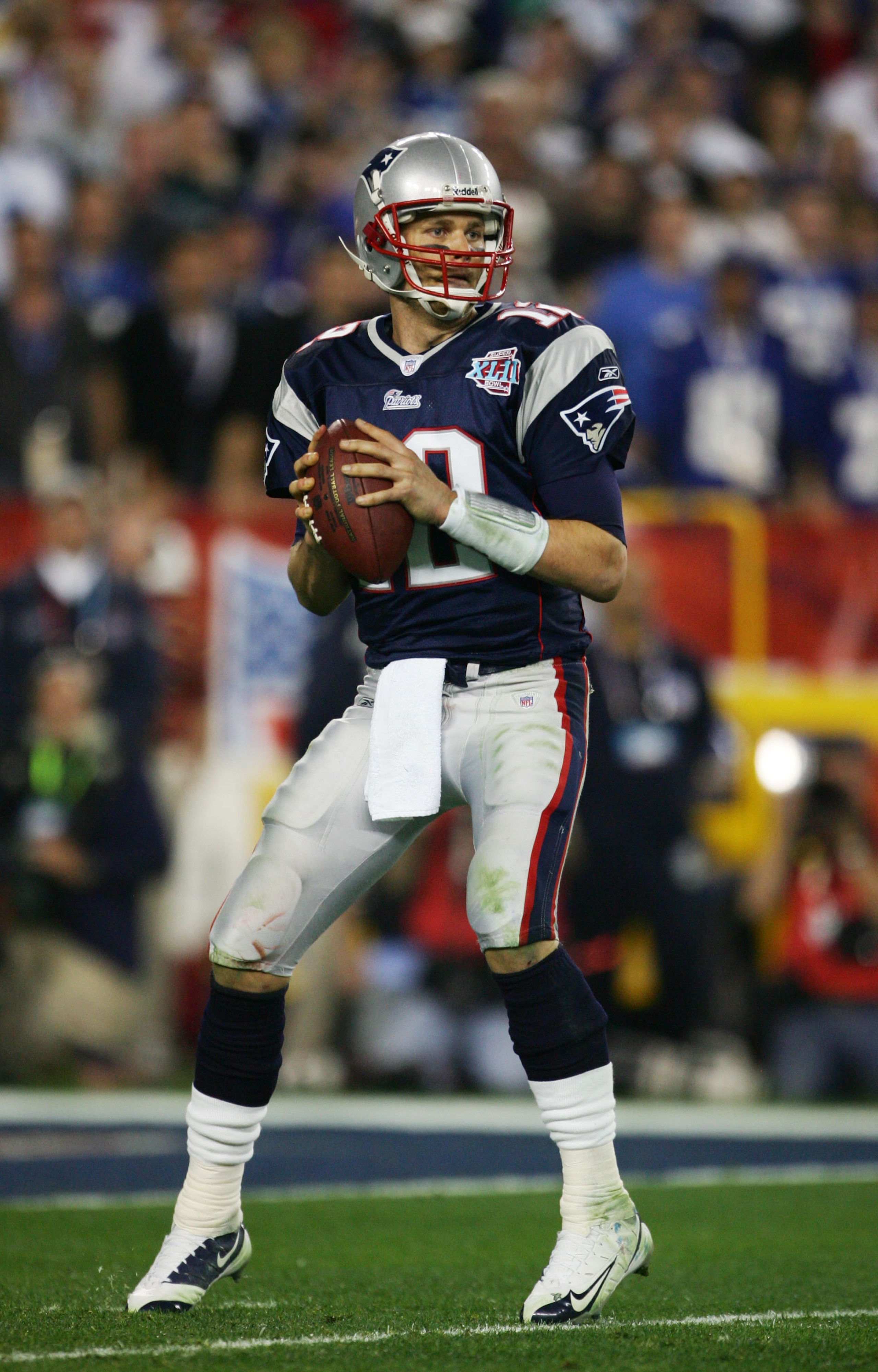 GLENDALE, AZ - FEBRUARY 03:  Tom Brady #12 of of the New England Patriots sets to throw a pass against the New York Giants during Super Bowl XLII on February 3, 2008 at the University of Phoenix Stadium in Glendale, Arizona.  (Photo by Harry How/Getty Ima