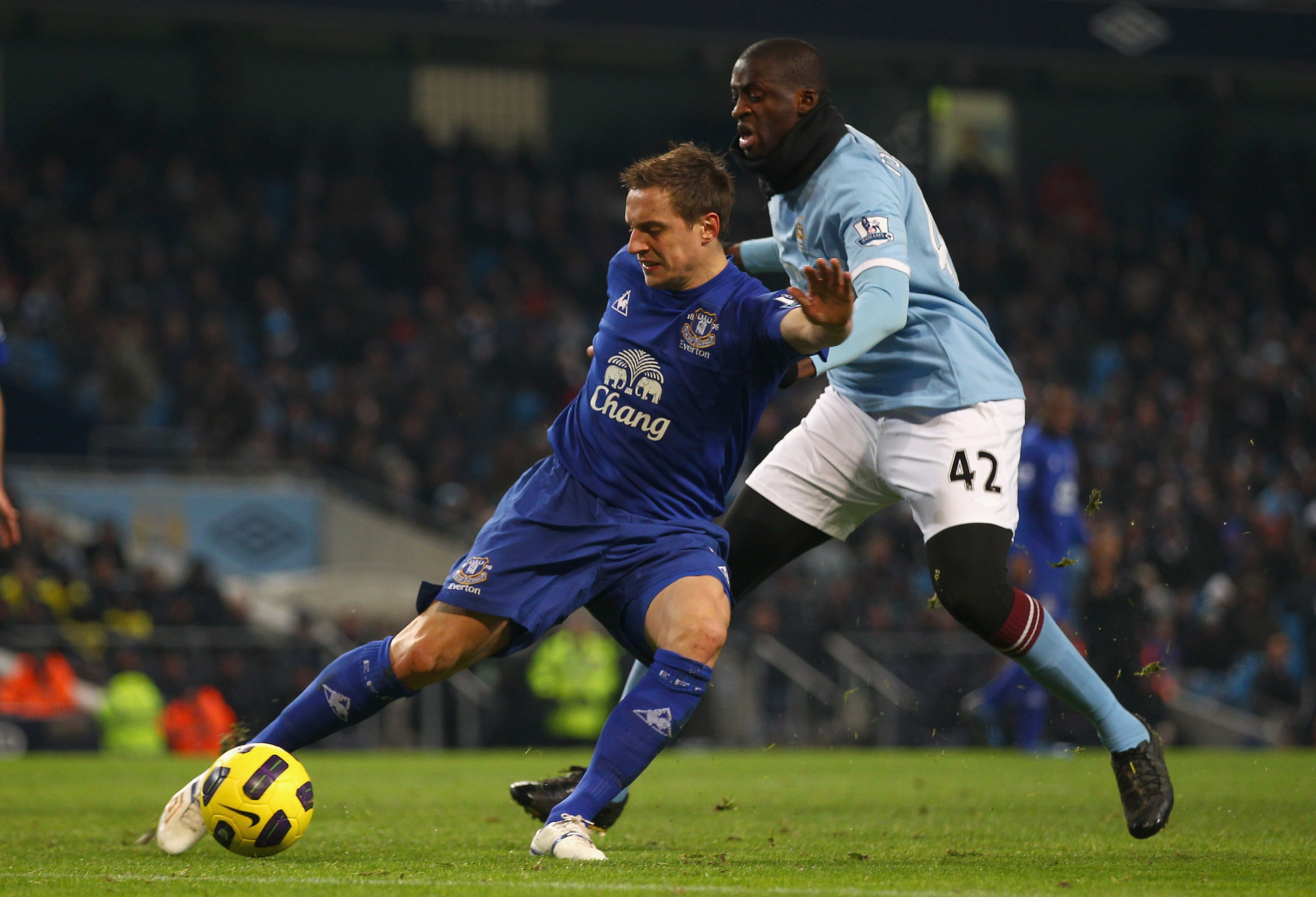 MANCHESTER, ENGLAND - DECEMBER 20:  Phil Jagielka of Everton holds off a challenge from Ya Ya Toure of Manchester City during the Barclays Premier League match between Manchester City and Everton at City of Manchester Stadium on December 20, 2010 in Manch