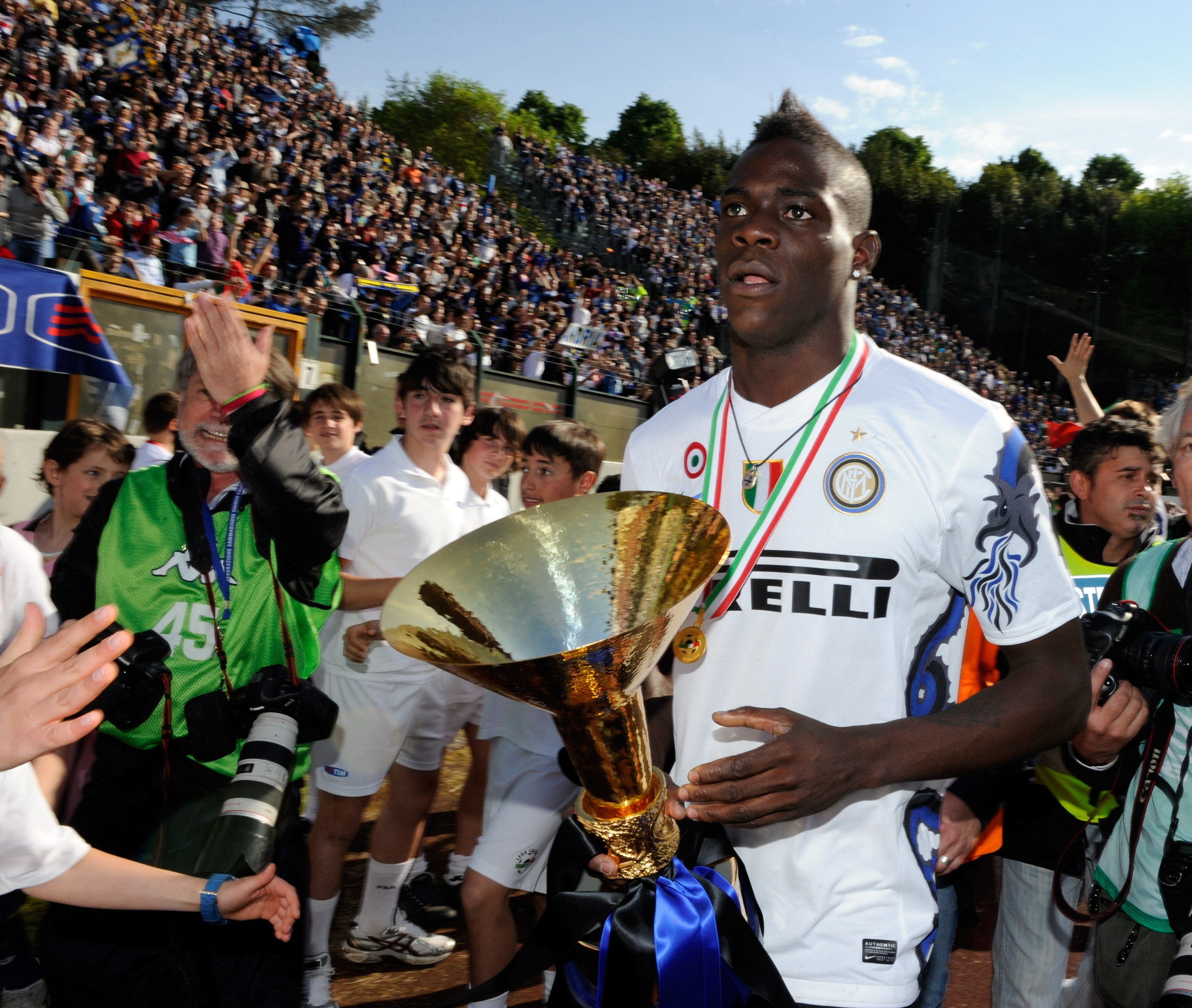 SIENA, ITALY - MAY 16:   Mario Balotelli of Inter Milan celebrates winning the Serie Scudetto after the Serie A match between AC Siena and FC Internazionale Milano at Stadio Artemio Franchi on May 16, 2010 in Siena, Italy.  (Photo by Claudio Villa/Getty I