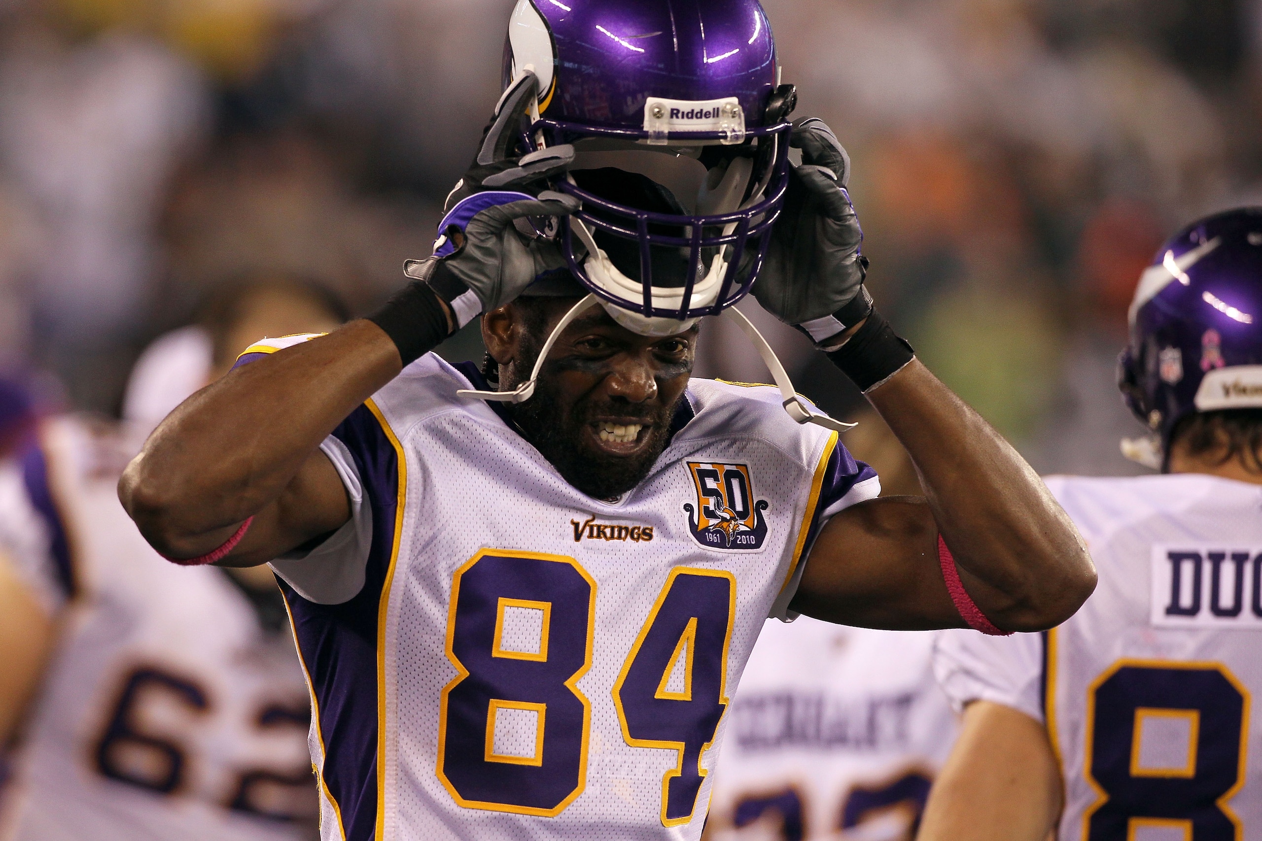 EAST RUTHERFORD, NJ - OCTOBER 11:  Randy Moss #84 of the Minnesota Vikings adjusts his helmet against the New York Jets at New Meadowlands Stadium on October 11, 2010 in East Rutherford, New Jersey. The Jets won 29-20.  (Photo by Jim McIsaac/Getty Images)