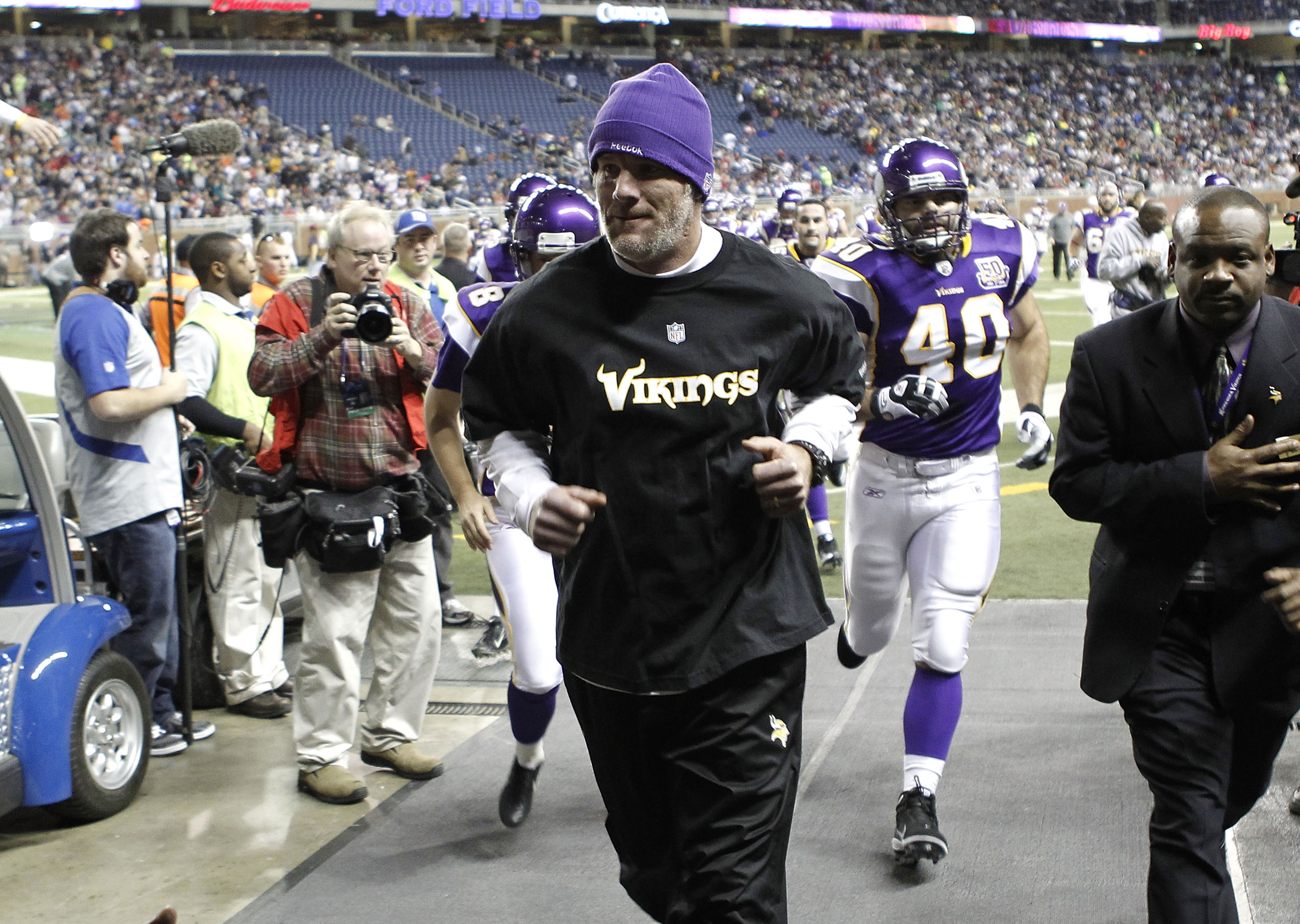 Brett Favre apologizes to Minnesota Vikings teammates for 'distraction'  hours before they play at New York Jets 