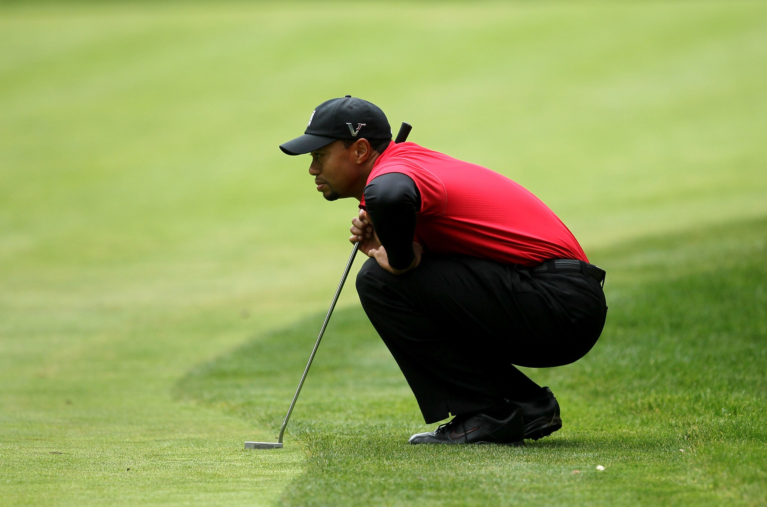 THOUSAND OAKS, CA - DECEMBER 05:  Tiger Woods lines up his putt on the 16th hole during the final round of the Chevron World Challenge at Sherwood Country Club on December 5, 2010 in Thousand Oaks, California.  (Photo by Stephen Dunn/Getty Images)
