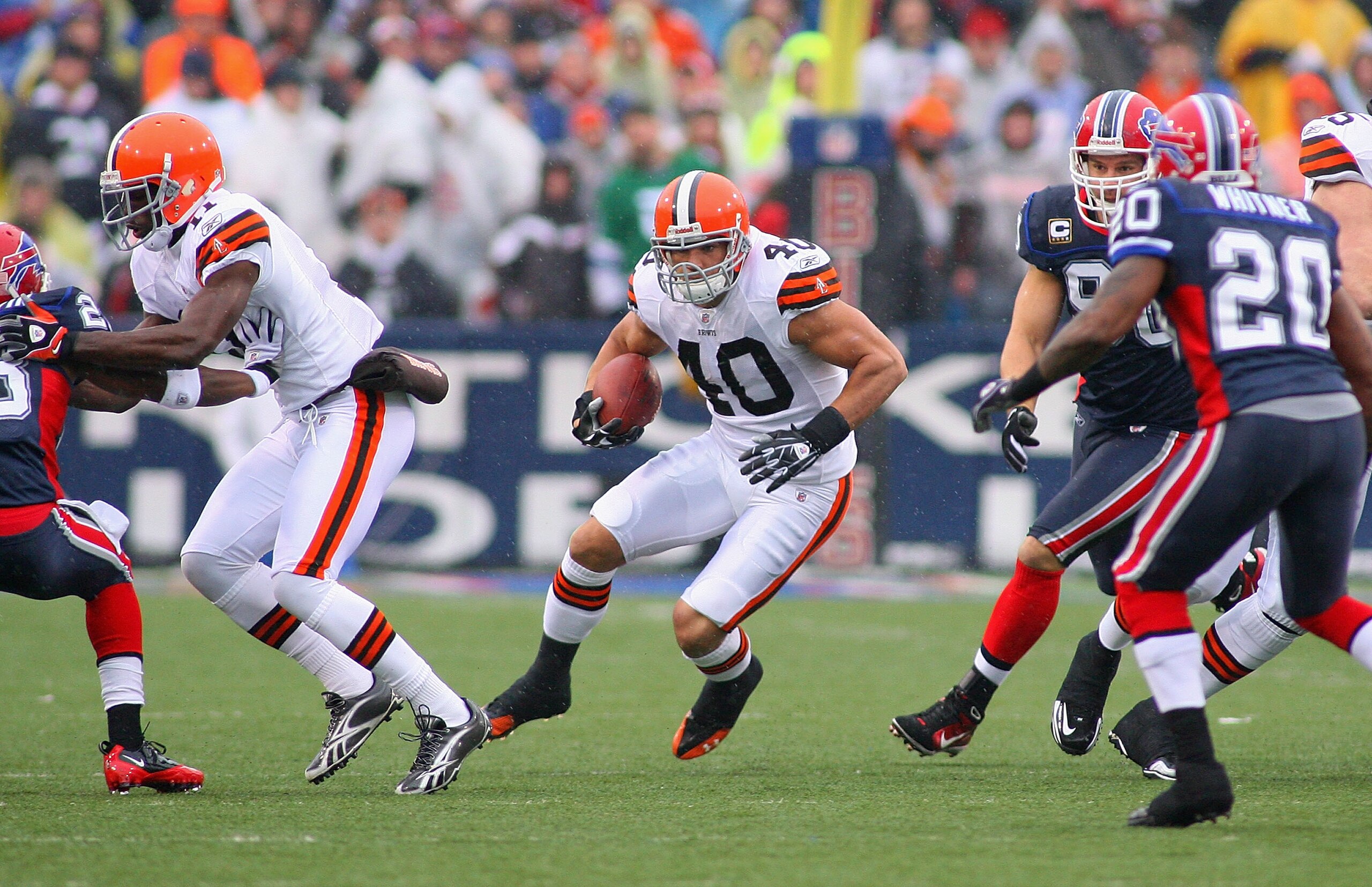 ORCHARD PARK, NY - DECEMBER 12:  Peyton Hillis #40 of the Cleveland Browns runs against the Buffalo Bills at Ralph Wilson Stadium on December 12, 2010 in Orchard Park, New York. Buffalo won 13-6.  (Photo by Rick Stewart/Getty Images)