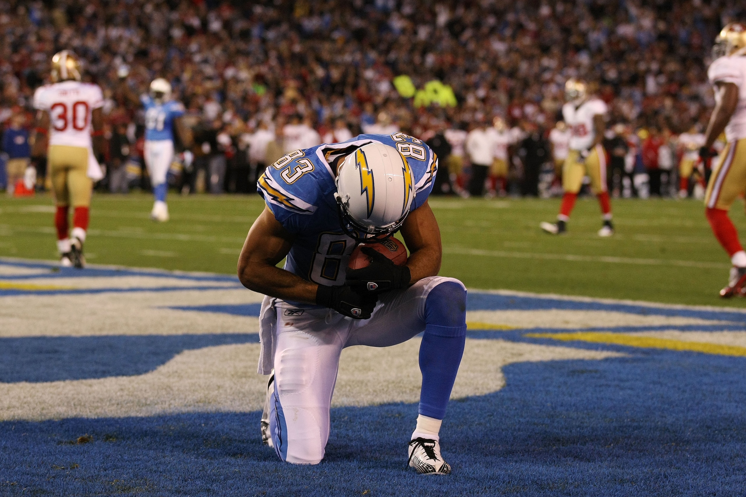 SAN DIEGO, CA - DECEMBER 16:  Wide receiver Vincent Jackson #83 of the San Diego Chargers celebrates scoring a touchdown in the second quarter against the San Francisco 49ers at Qualcomm Stadium on December 16, 2010 in San Diego, California.  (Photo by Do