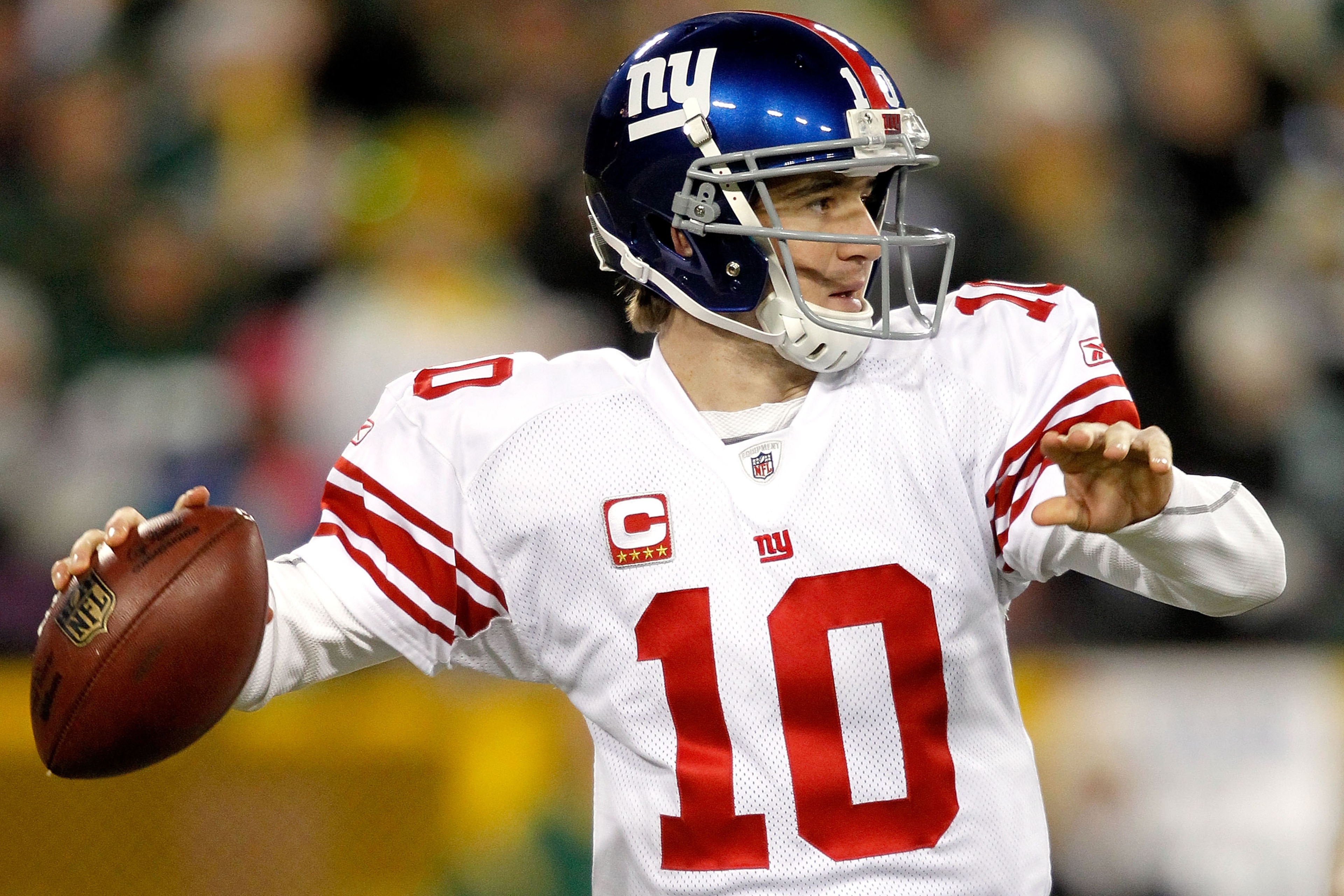 GREEN BAY, WI - DECEMBER 26:  Eli Manning #10 of the New York Giants throws against the Green Bay Packers at Lambeau Field on December 26, 2010 in Green Bay, Wisconsin.  (Photo by Matthew Stockman/Getty Images)