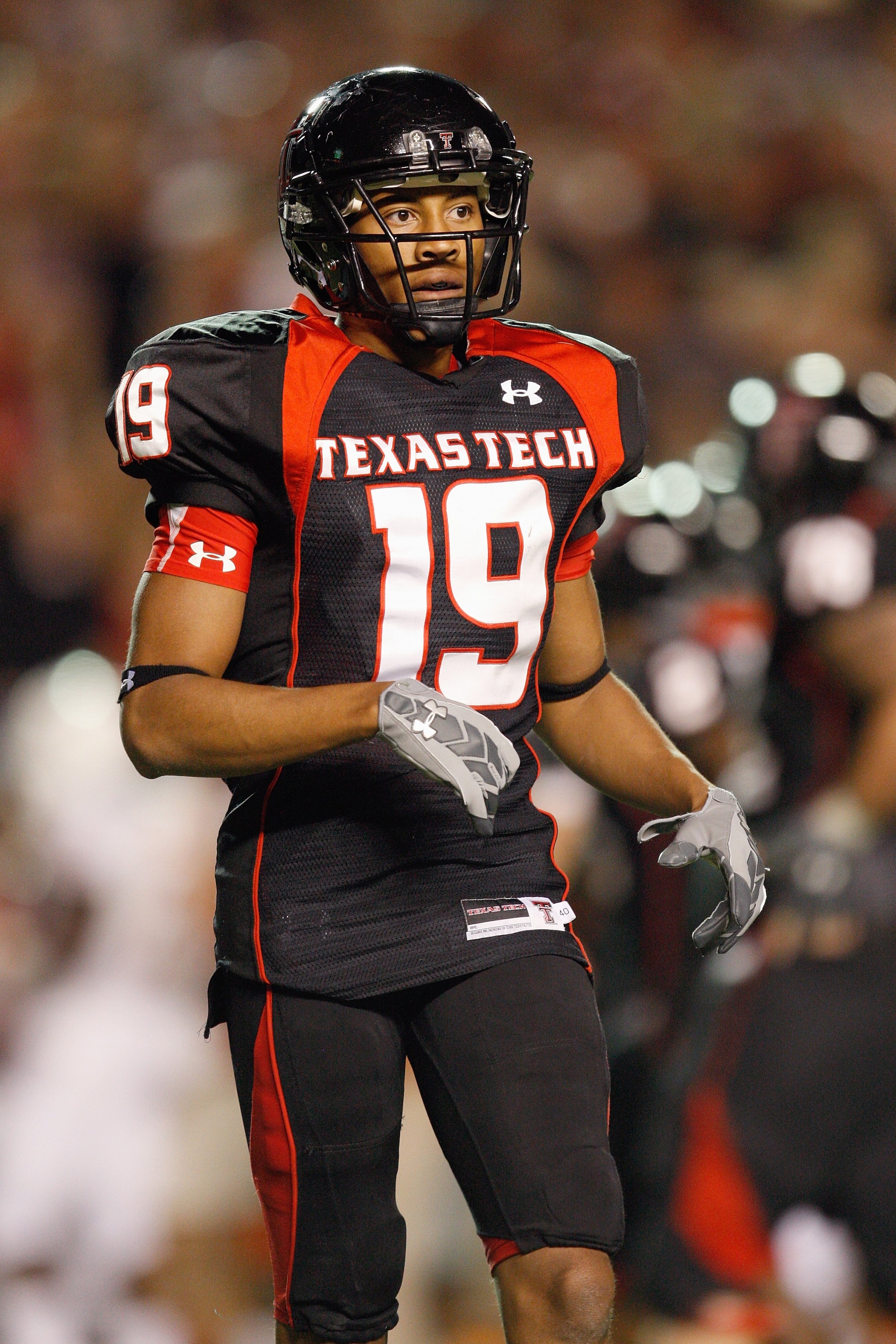 LUBBOCK, TEXAS - NOVEMBER 1: Lyle Leong #19 of the Texas Tech Red Raiders jogs on the field during the game against the Texas Longhorns on November 1, 2008 at Jones Stadium in Lubbock, Texas. (Photo by: Jamie Squire/Getty Images)