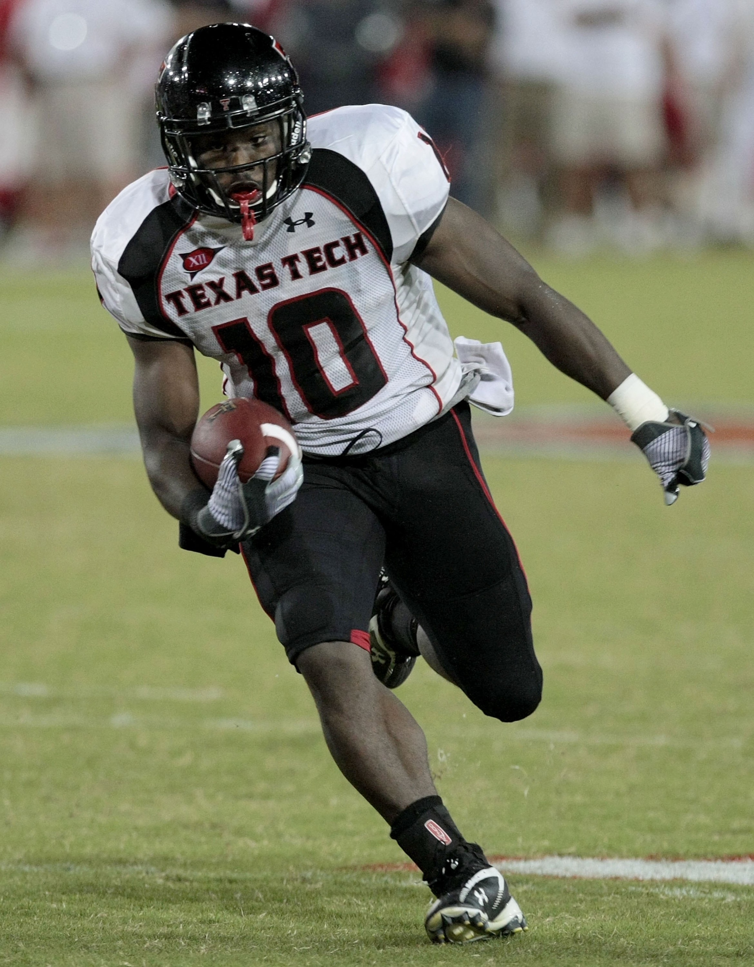 HOUSTON - SEPTEMBER 26: Running back Harrison Jeffers #10  of the Texas Tech Red Raiders rushes against the Houston Cougars at Robertson Stadium on September 26, 2009 in Houston, Texas.  (Photo by Thomas B. Shea/Getty Images)